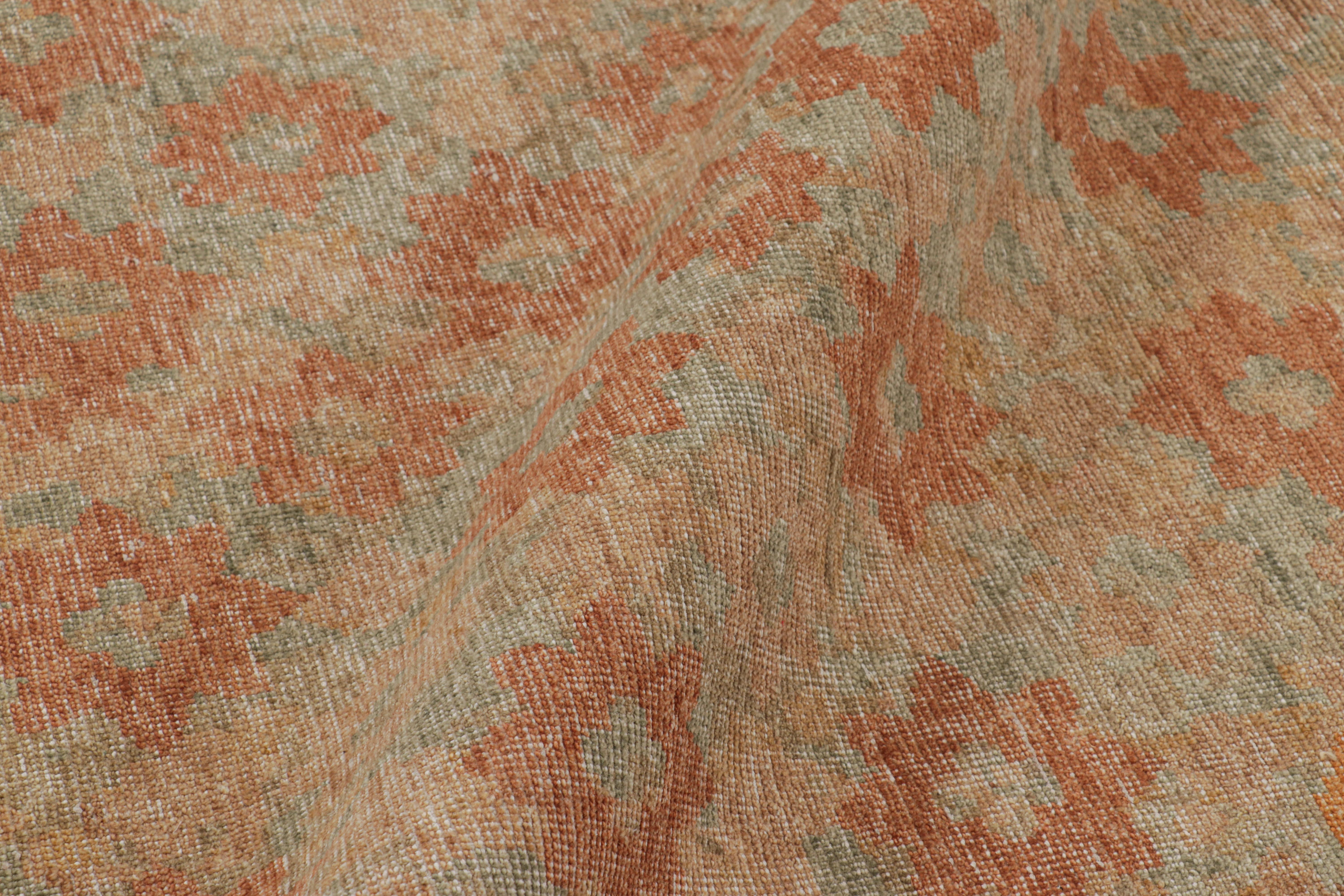 Rug & Kilim's Moderner abstrakter Kunstteppich in Beige-Braun mit Blumenmustern (Wolle) im Angebot