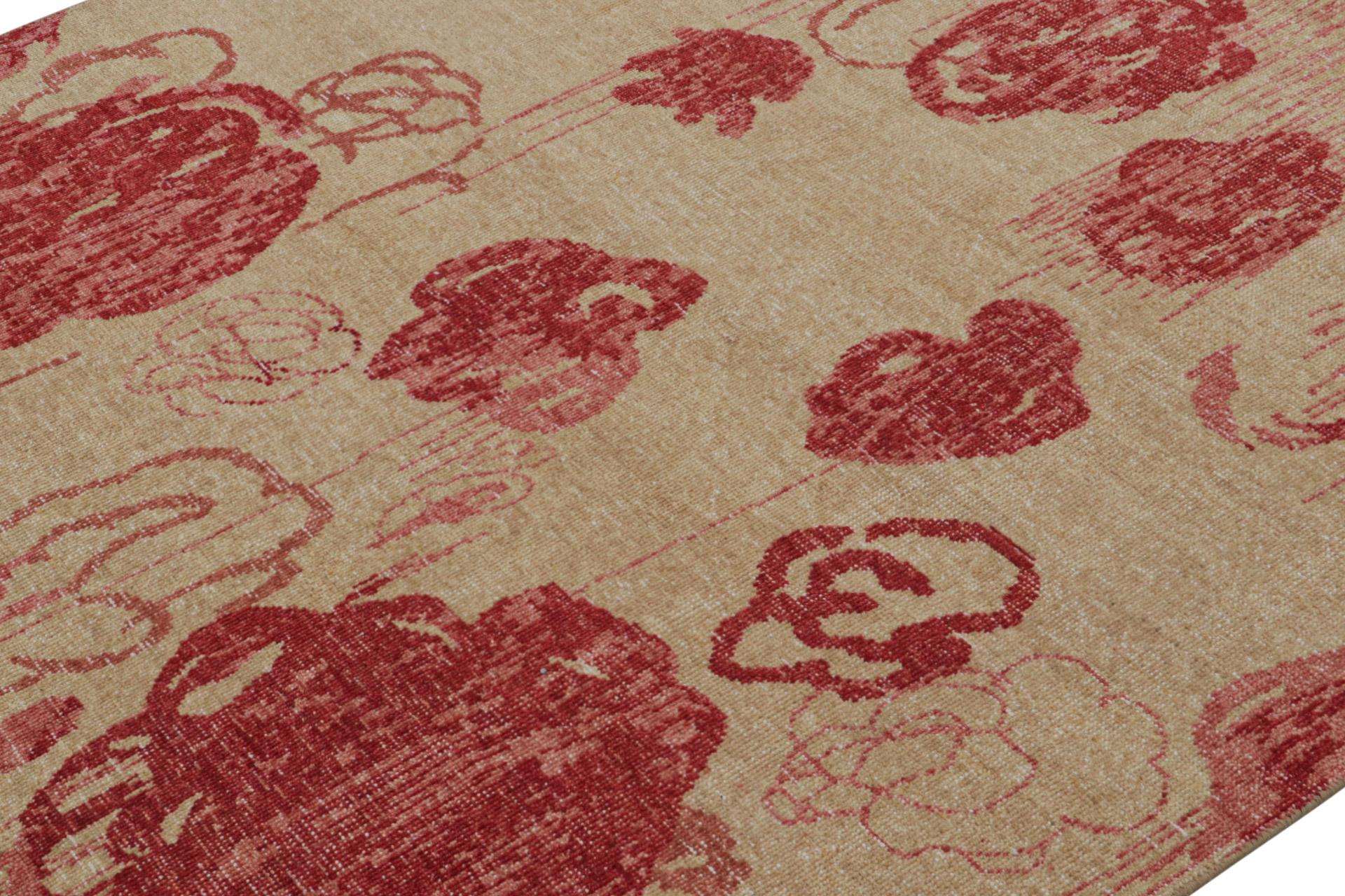 Moderner abstrakter Kunstteppich von Rug & Kilim in Beige-Braun, mit roten Blumenmustern (Handgeknüpft) im Angebot