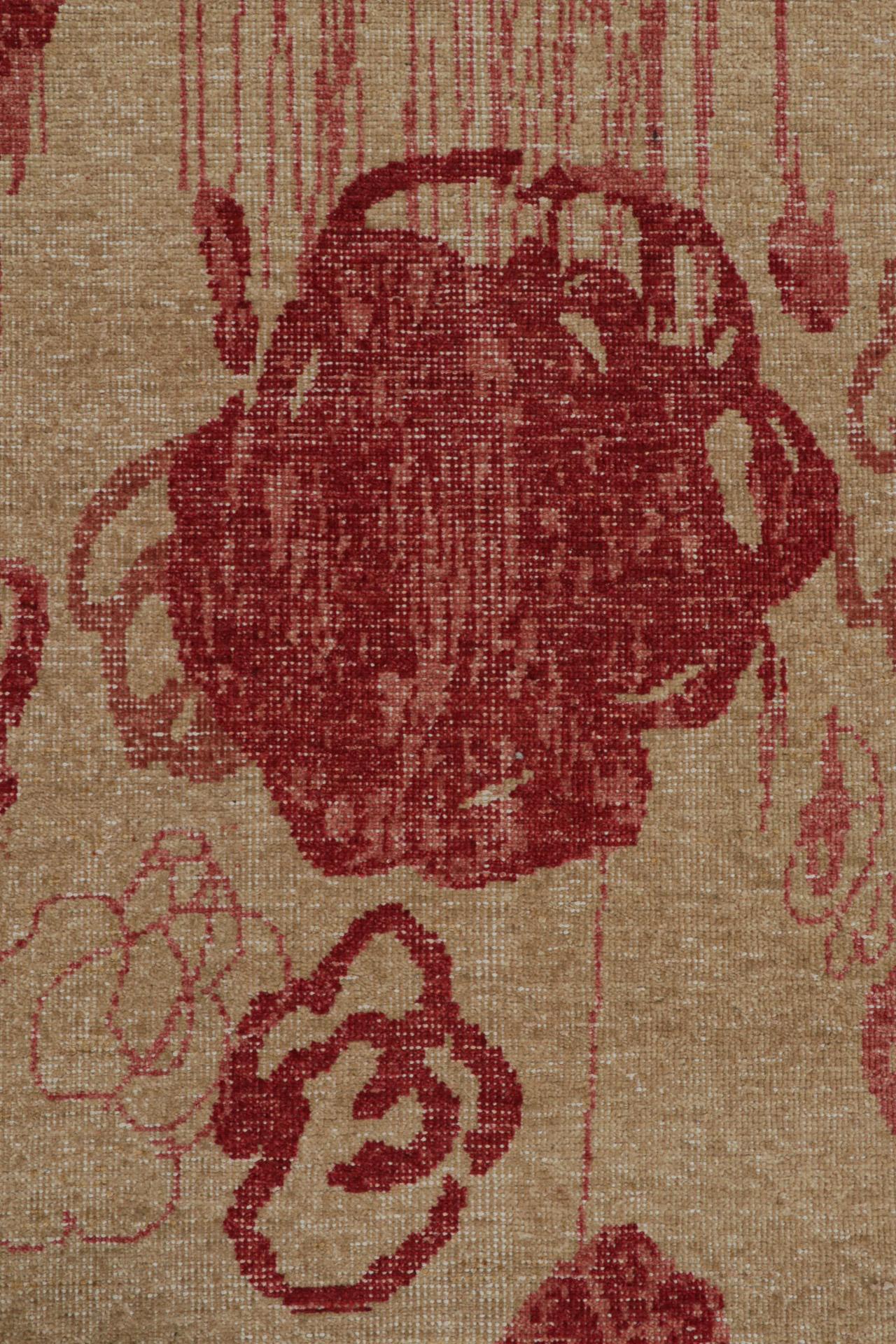 Moderner abstrakter Kunstteppich von Rug & Kilim in Beige-Braun, mit roten Blumenmustern (21. Jahrhundert und zeitgenössisch) im Angebot