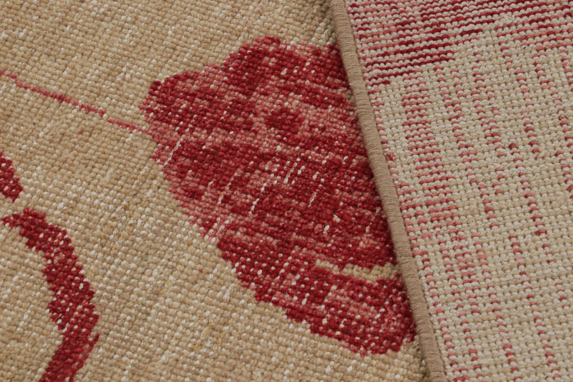Moderner abstrakter Kunstteppich von Rug & Kilim in Beige-Braun, mit roten Blumenmustern (Wolle) im Angebot