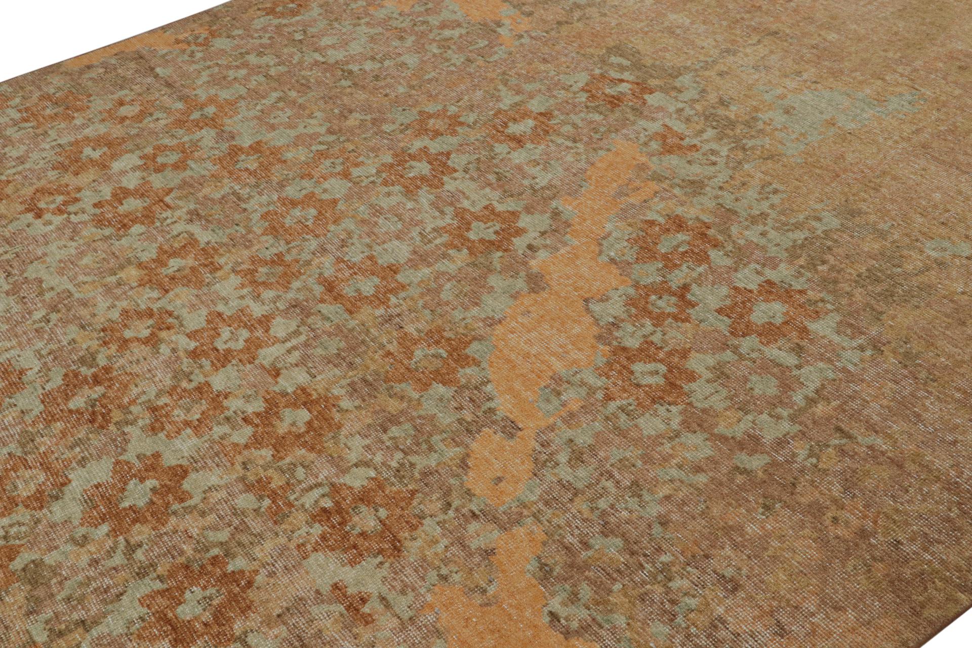 Indien Rug & Kilim's Modern Abstract Art Rug in Gold and Brown, with Floral Patterns (tapis d'art abstrait moderne en or et en brun, avec des motifs floraux) en vente