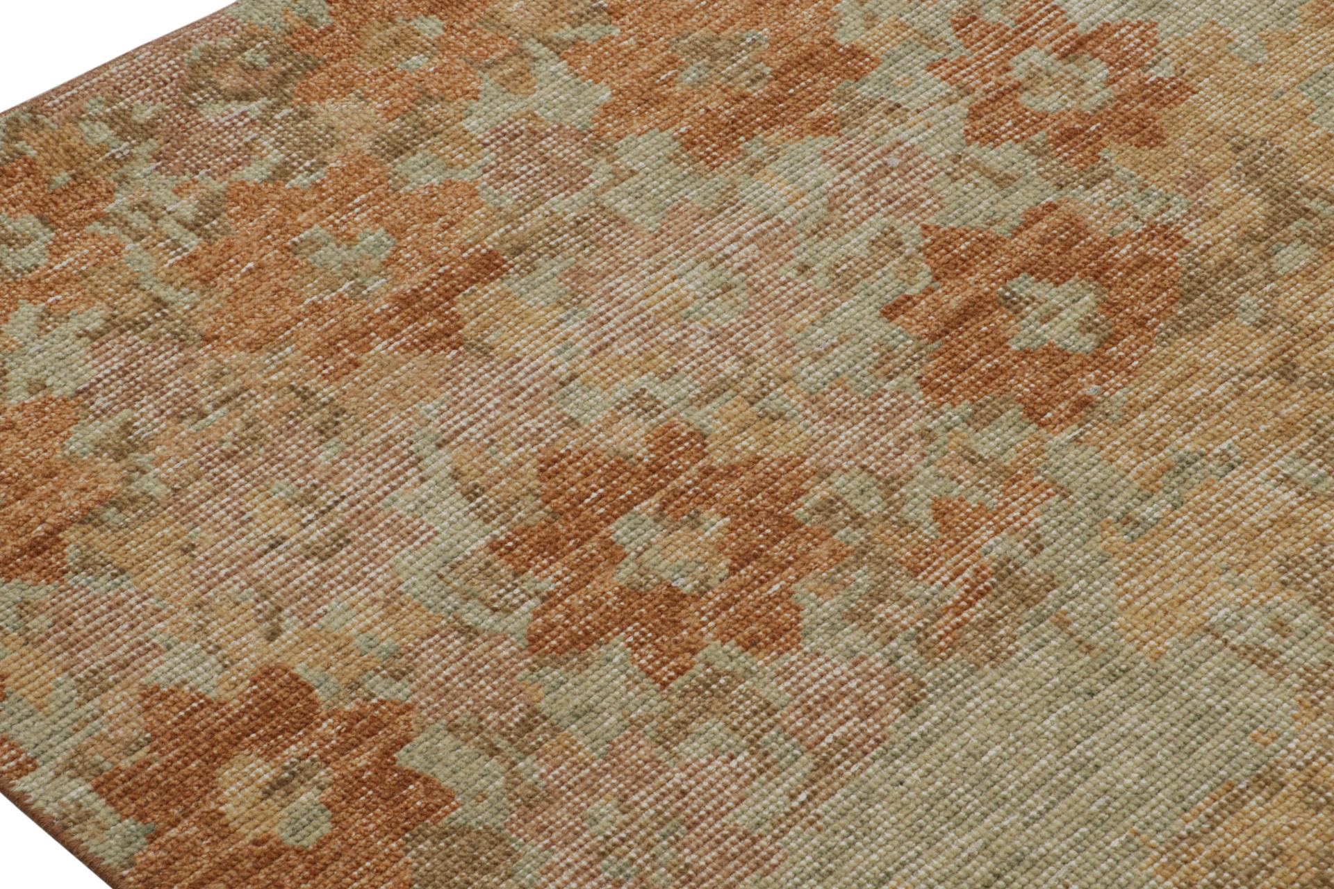 Noué à la main Rug & Kilim's Modern Abstract Art Rug in Gold and Brown, with Floral Patterns (tapis d'art abstrait moderne en or et en brun, avec des motifs floraux) en vente
