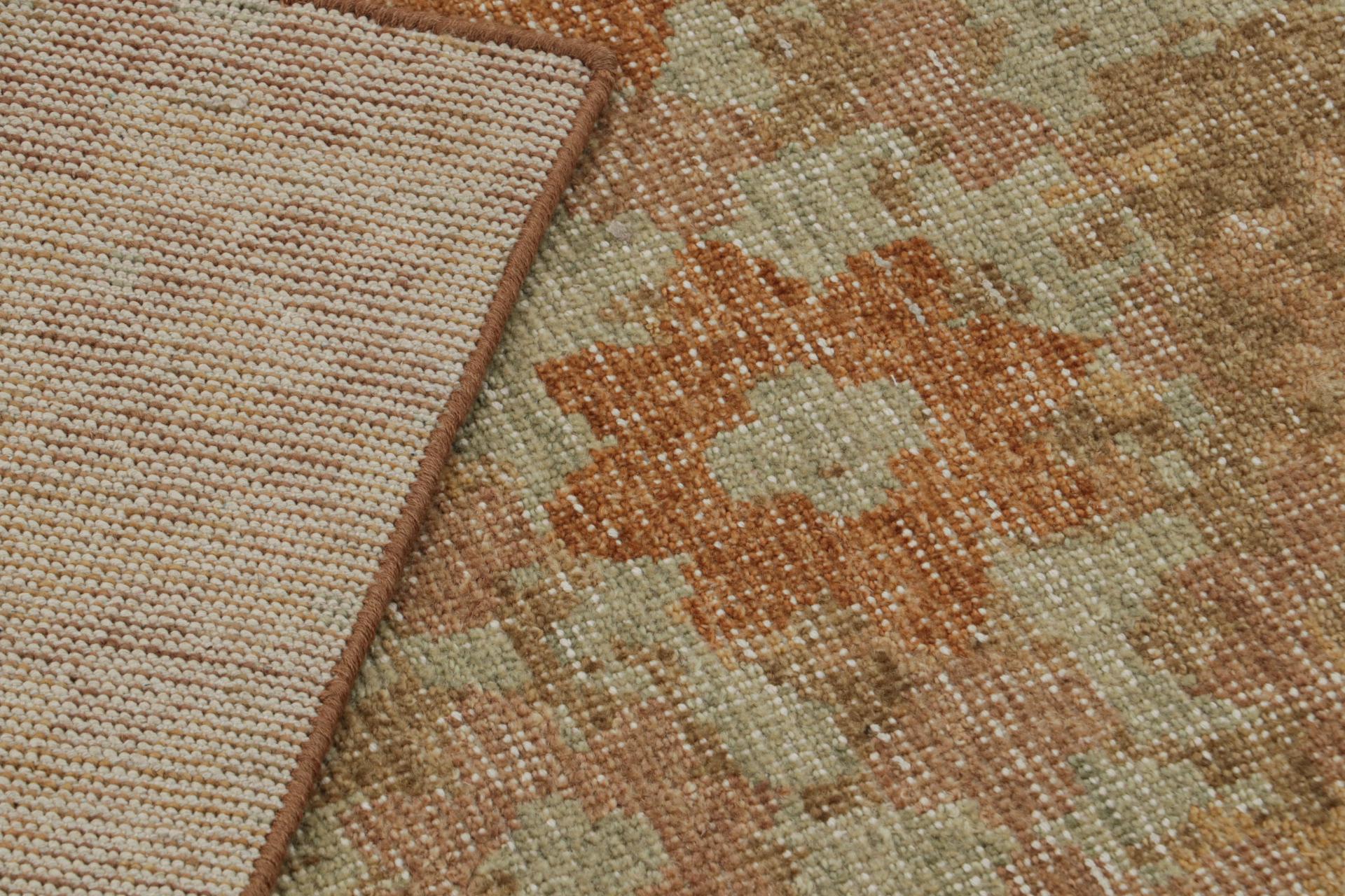 XXIe siècle et contemporain Rug & Kilim's Modern Abstract Art Rug in Gold and Brown, with Floral Patterns (tapis d'art abstrait moderne en or et en brun, avec des motifs floraux) en vente