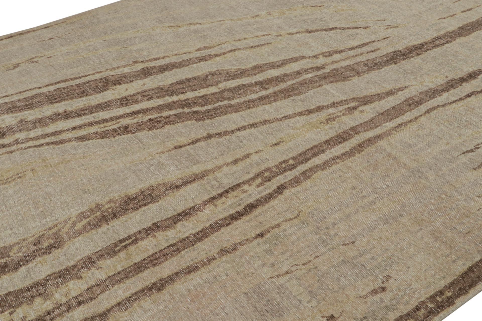 Rug & Kilims moderner abstrakter Kunstteppich in Taupe mit geometrischen Mustern (Indisch) im Angebot