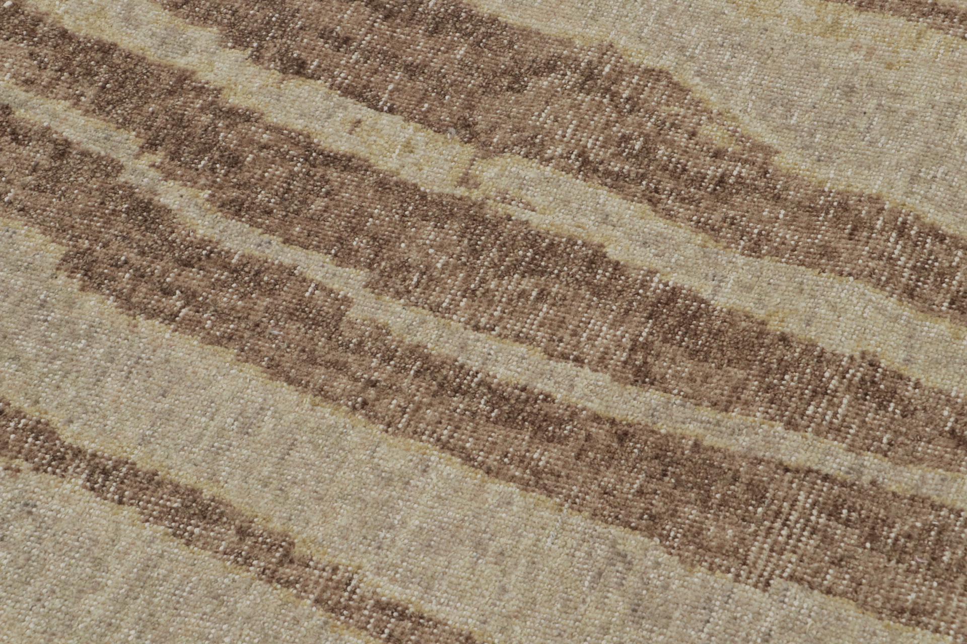 Rug & Kilims moderner abstrakter Kunstteppich in Taupe mit geometrischen Mustern im Zustand „Neu“ im Angebot in Long Island City, NY