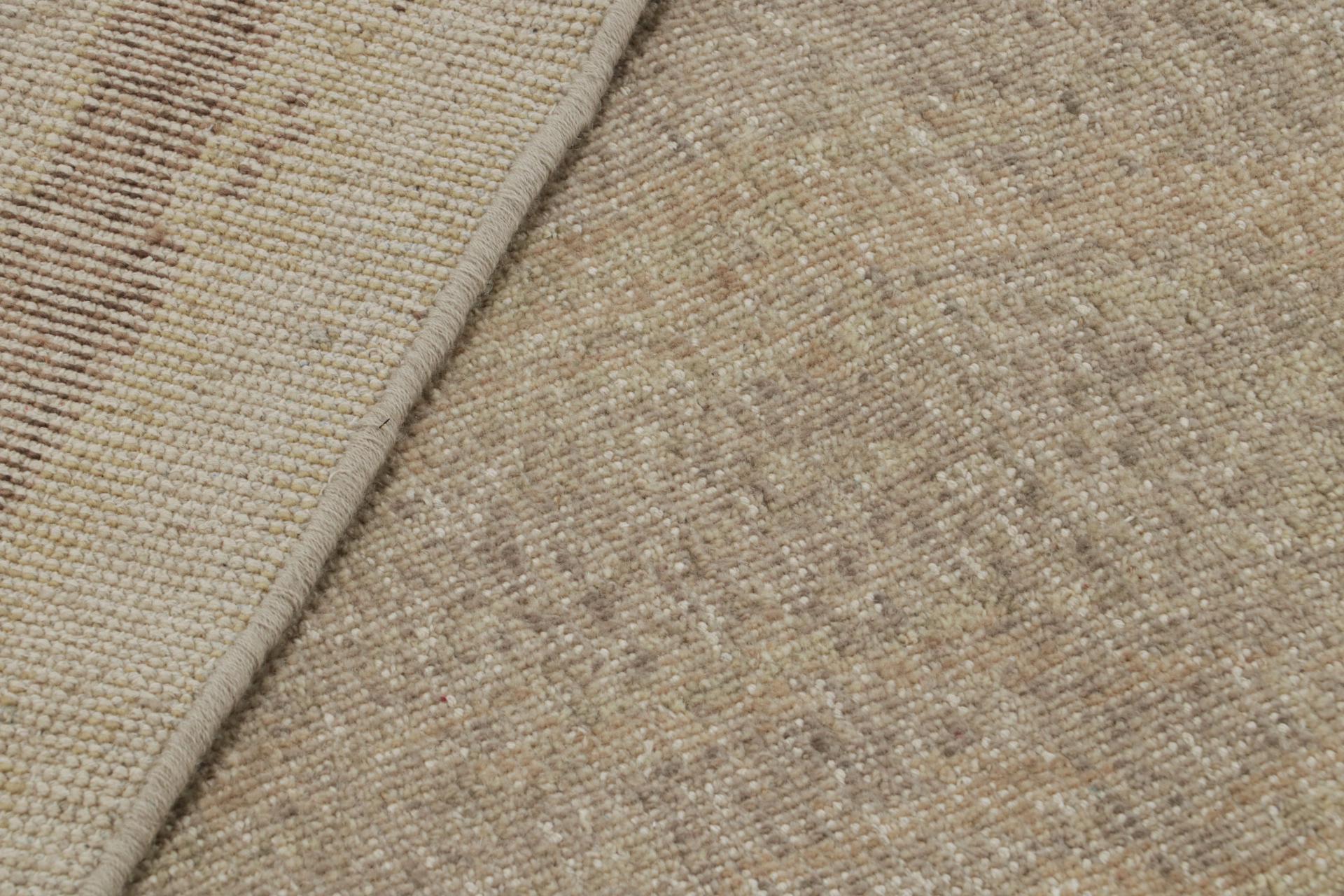 Rug & Kilims moderner abstrakter Kunstteppich in Taupe mit geometrischen Mustern (Wolle) im Angebot