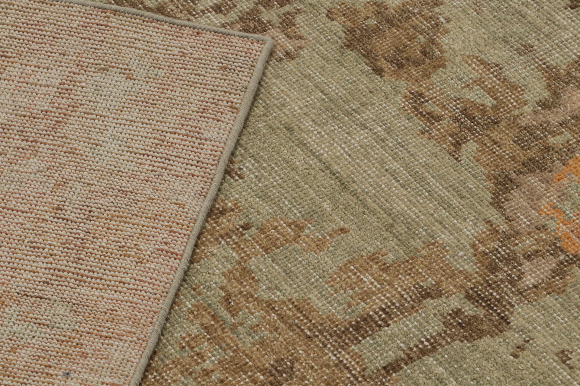 Der moderne abstrakte Kunstteppich von Rug & Kilim mit Blumenmustern in Grün und Braun (21. Jahrhundert und zeitgenössisch) im Angebot