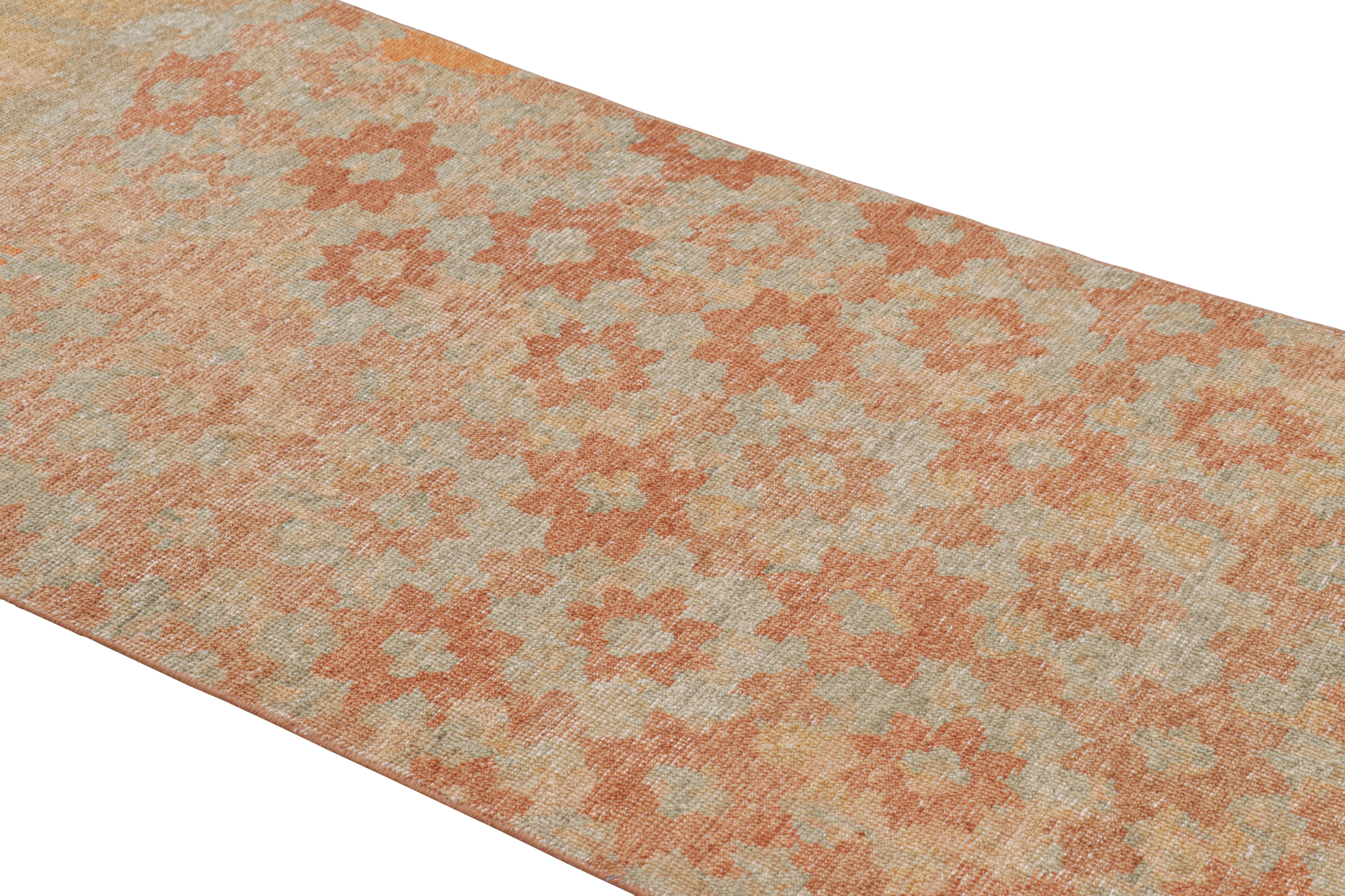 Dieser moderne, aus Indien stammende, handgeknüpfte Wollteppich (3x10), der von moderner Kunst mit floralen Mustern inspiriert ist, ist eine spannende Ergänzung der Rug & Kilim Kollektion. 

Über das Design: 

Als neue Ergänzung zu den