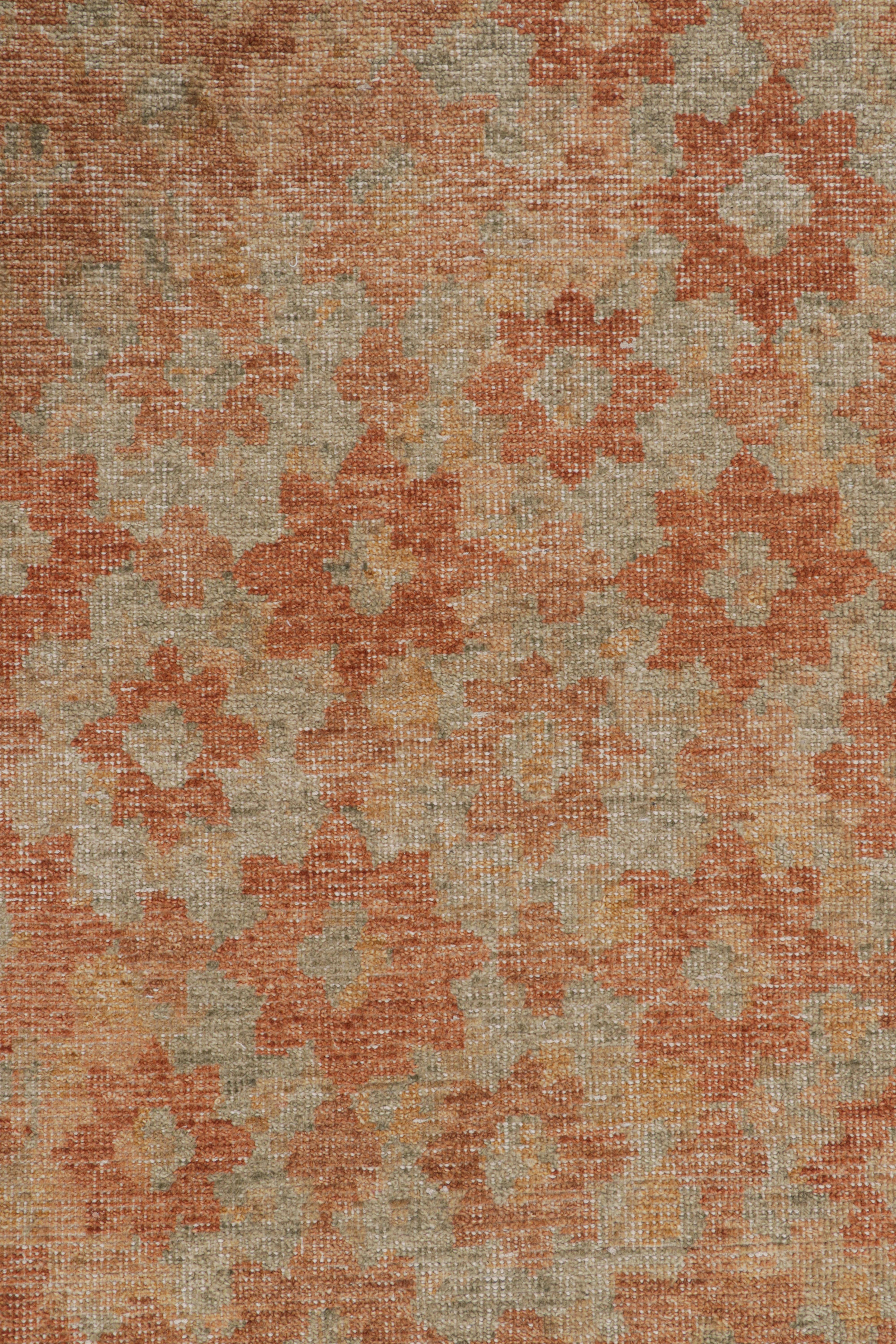 Rug & Kilims moderner abstrakter Kunst-Läufer in Beige-Braun mit floralen Mustern (Moderne) im Angebot