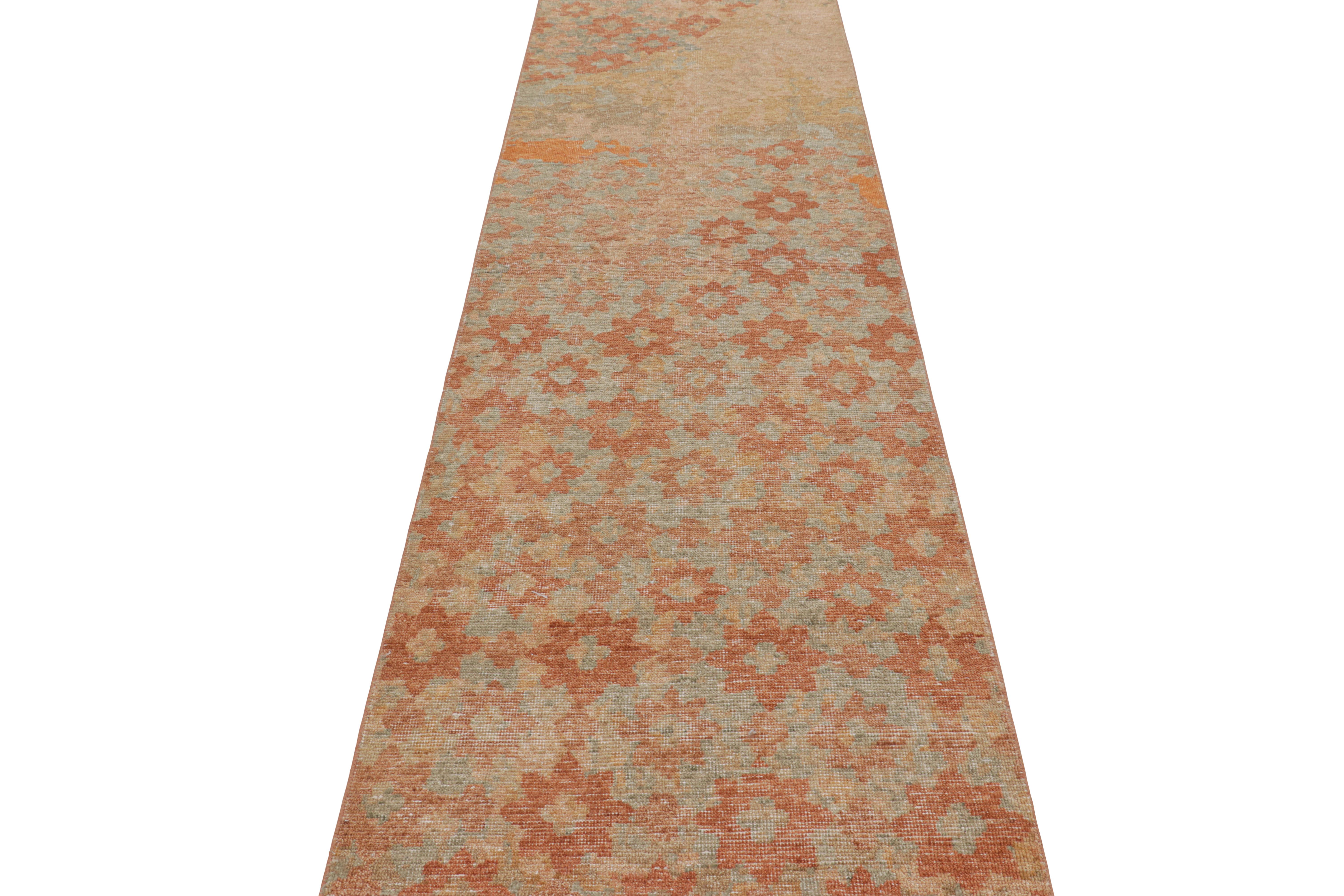 Rug & Kilims moderner abstrakter Kunst-Läufer in Beige-Braun mit floralen Mustern (Indisch) im Angebot