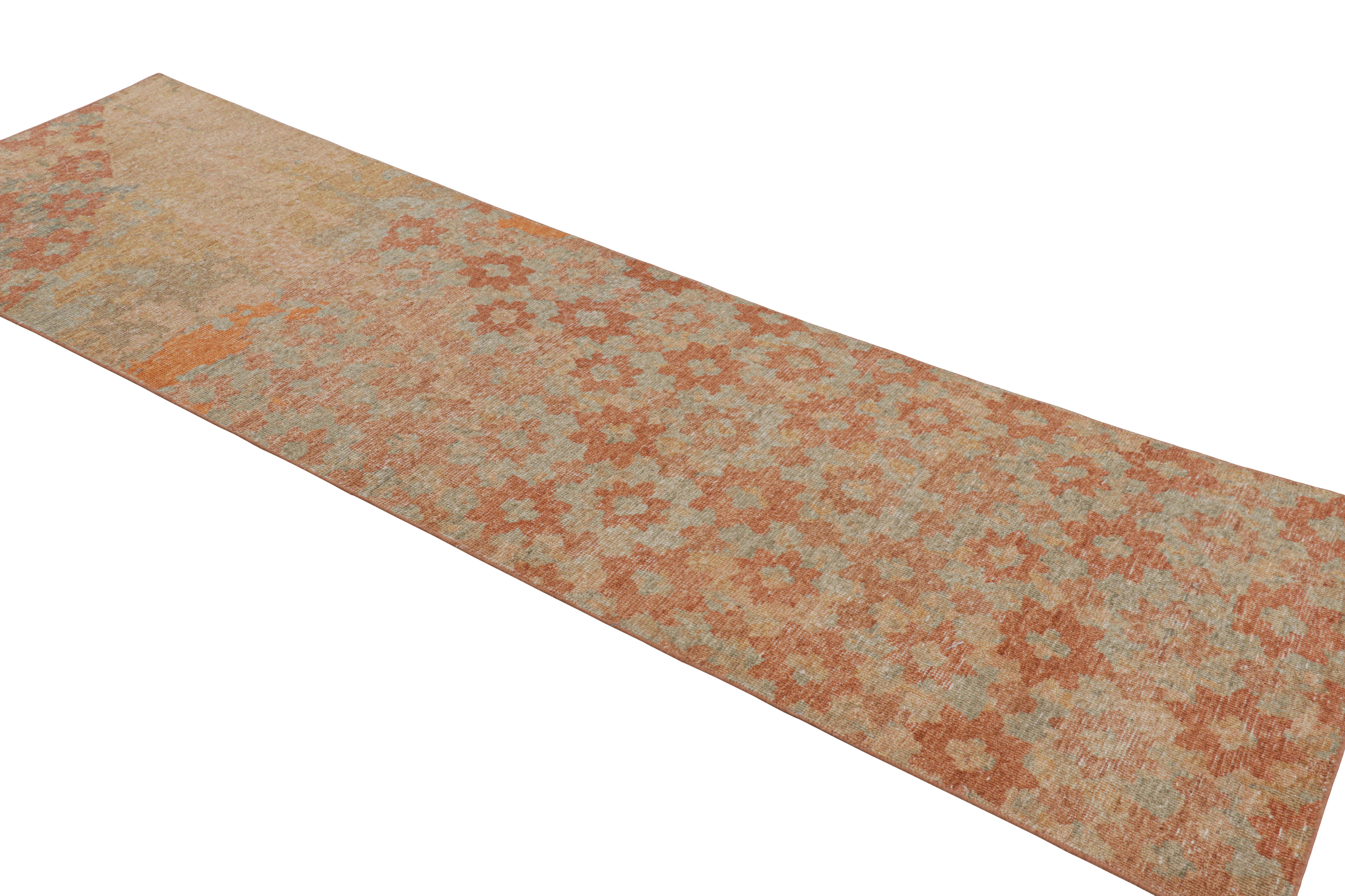 Rug & Kilims moderner abstrakter Kunst-Läufer in Beige-Braun mit floralen Mustern (Handgeknüpft) im Angebot