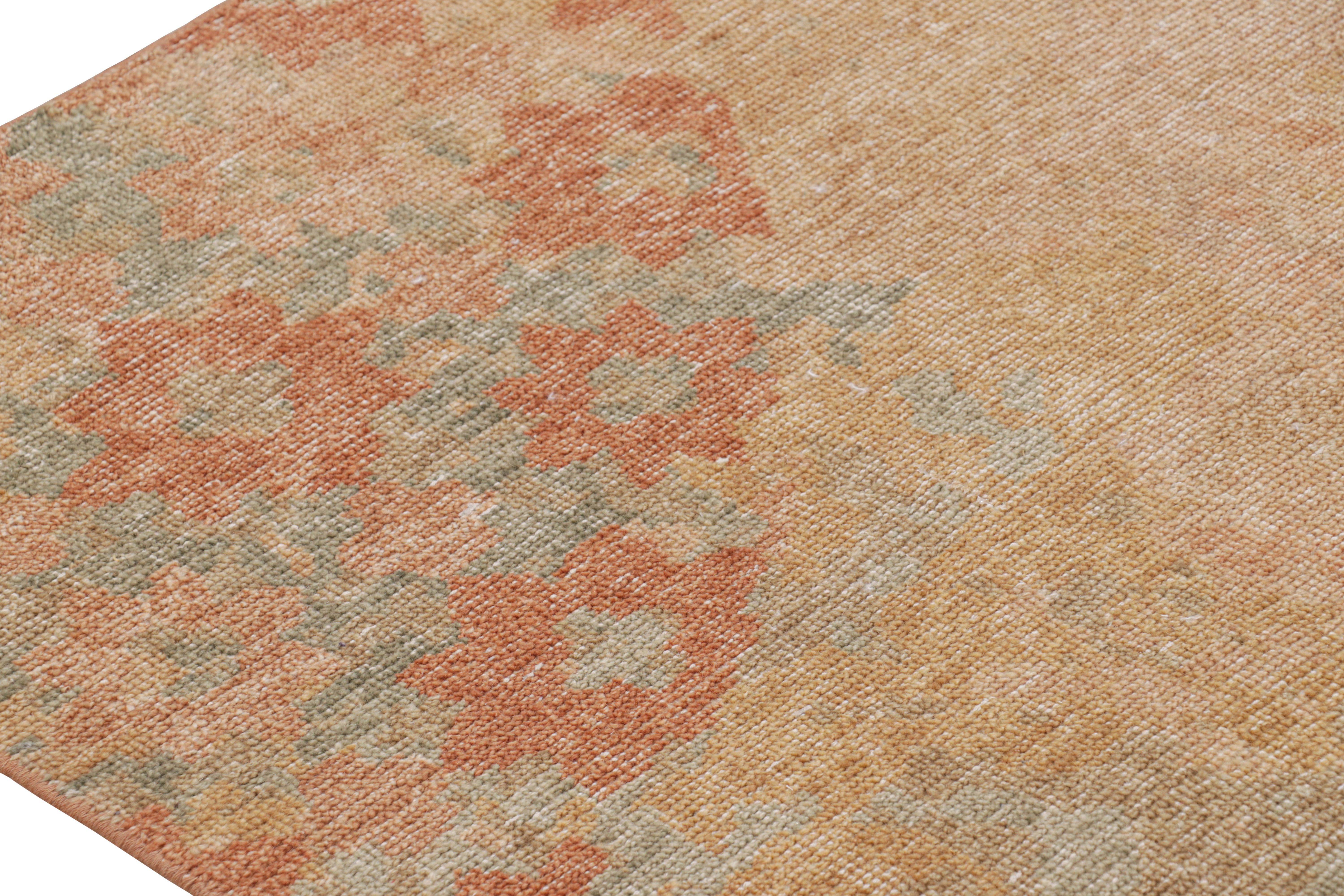 Rug & Kilims moderner abstrakter Kunst-Läufer in Beige-Braun mit floralen Mustern im Zustand „Neu“ im Angebot in Long Island City, NY