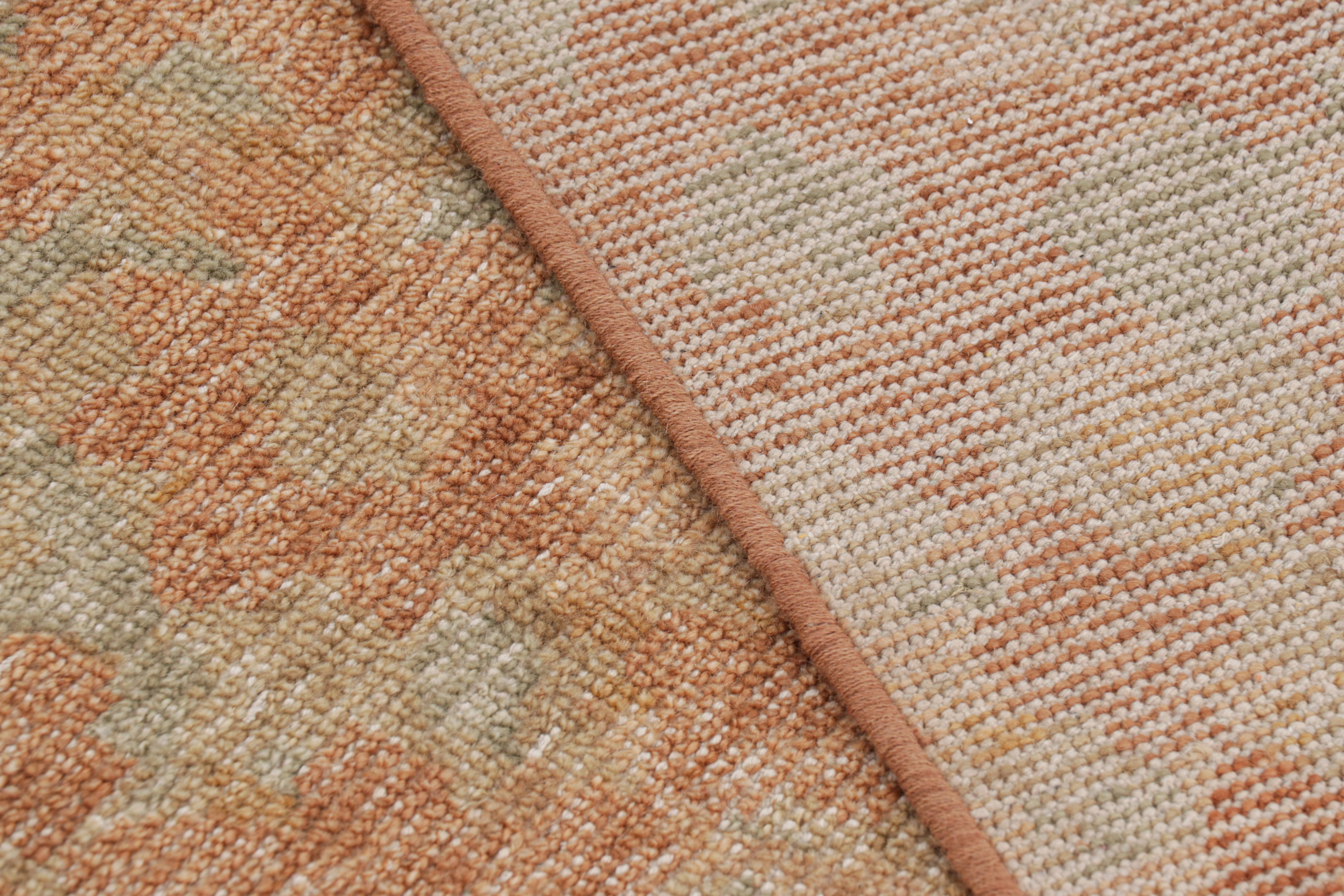 Rug & Kilims moderner abstrakter Kunst-Läufer in Beige-Braun mit floralen Mustern (21. Jahrhundert und zeitgenössisch) im Angebot