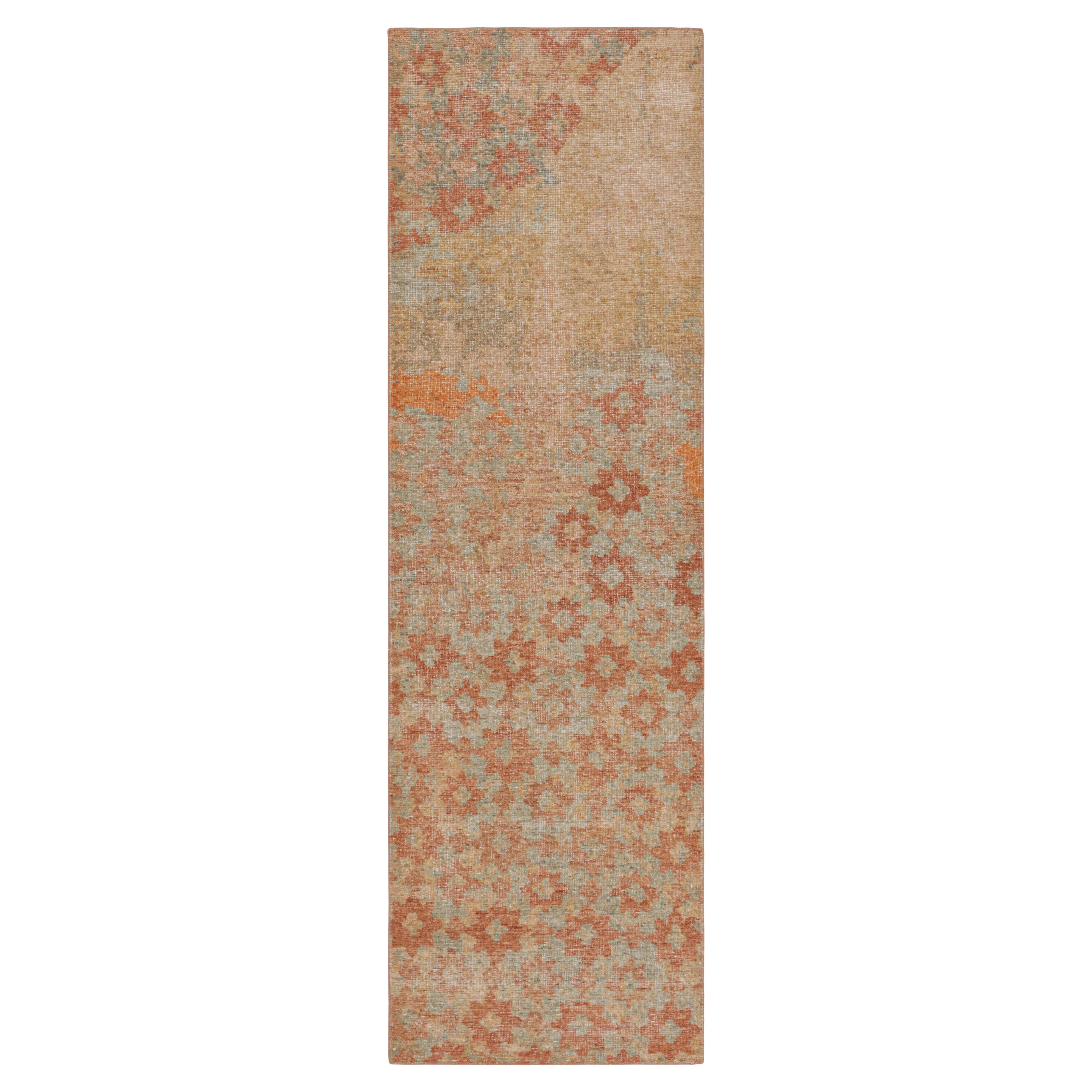 Rug & Kilims moderner abstrakter Kunst-Läufer in Beige-Braun mit floralen Mustern im Angebot