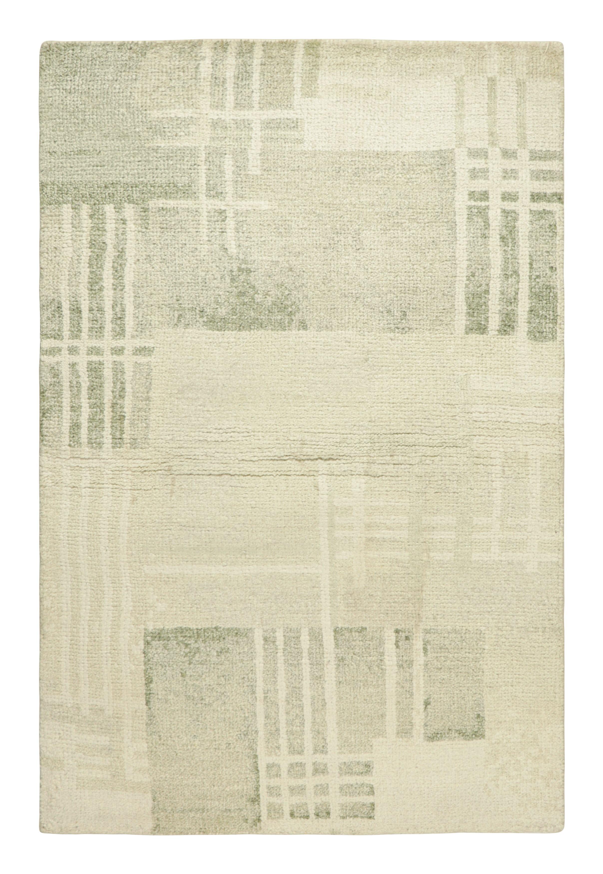Népalais Échantillon de tapis Modernity Abstract Custom de Rug & Kilim dans les tons vert Sage et crème en vente