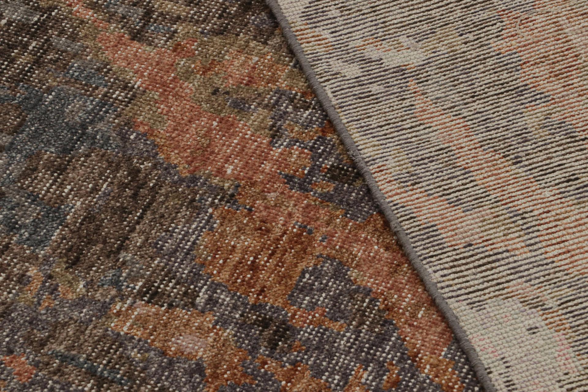 Rug & Kilim's Modern Abstract Distressed Graphic Rug mit geometrischem Muster (21. Jahrhundert und zeitgenössisch) im Angebot