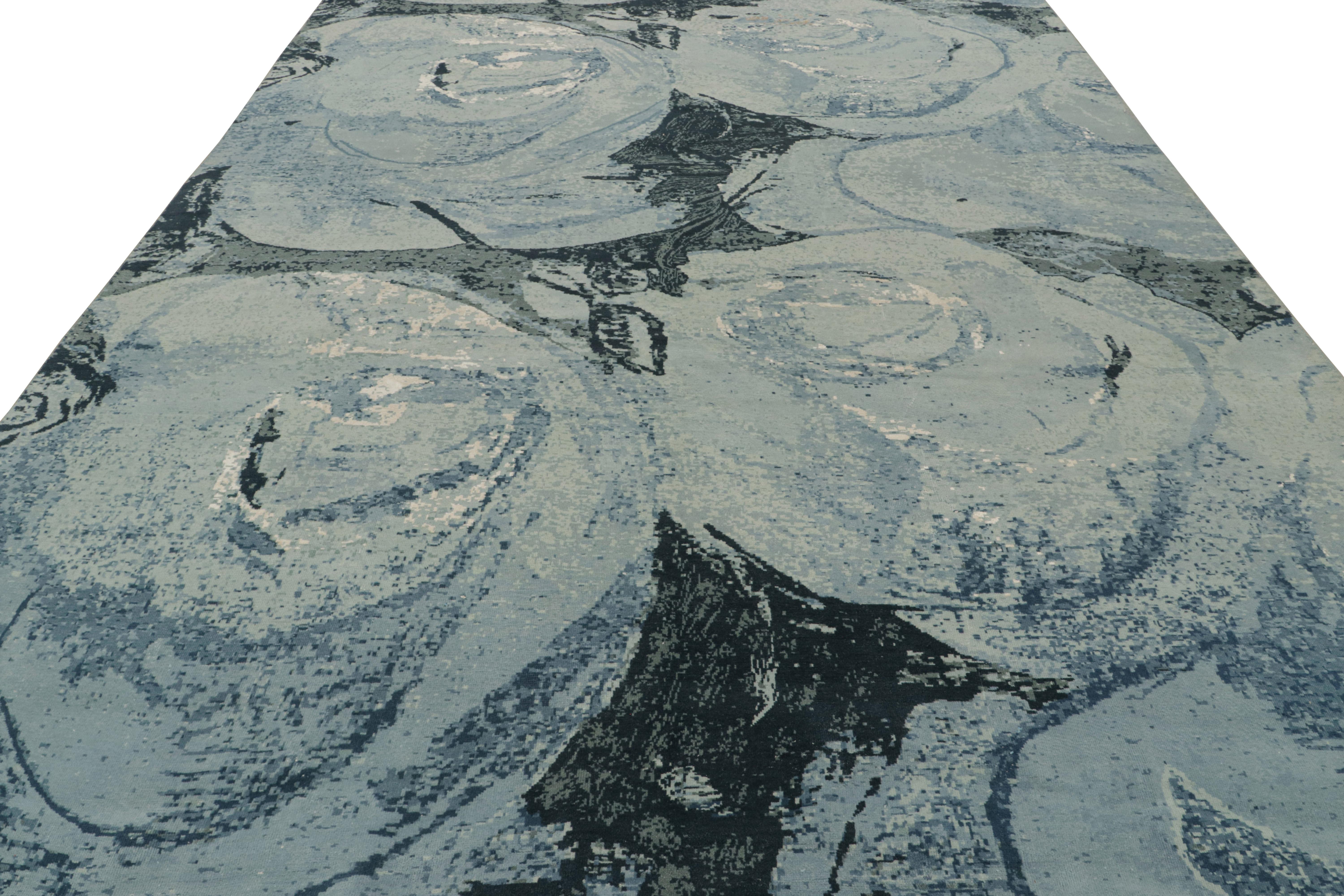 Alfombra moderna abstracta impresionista azul con motivos florales de Rug & Kilim Art Decó en venta