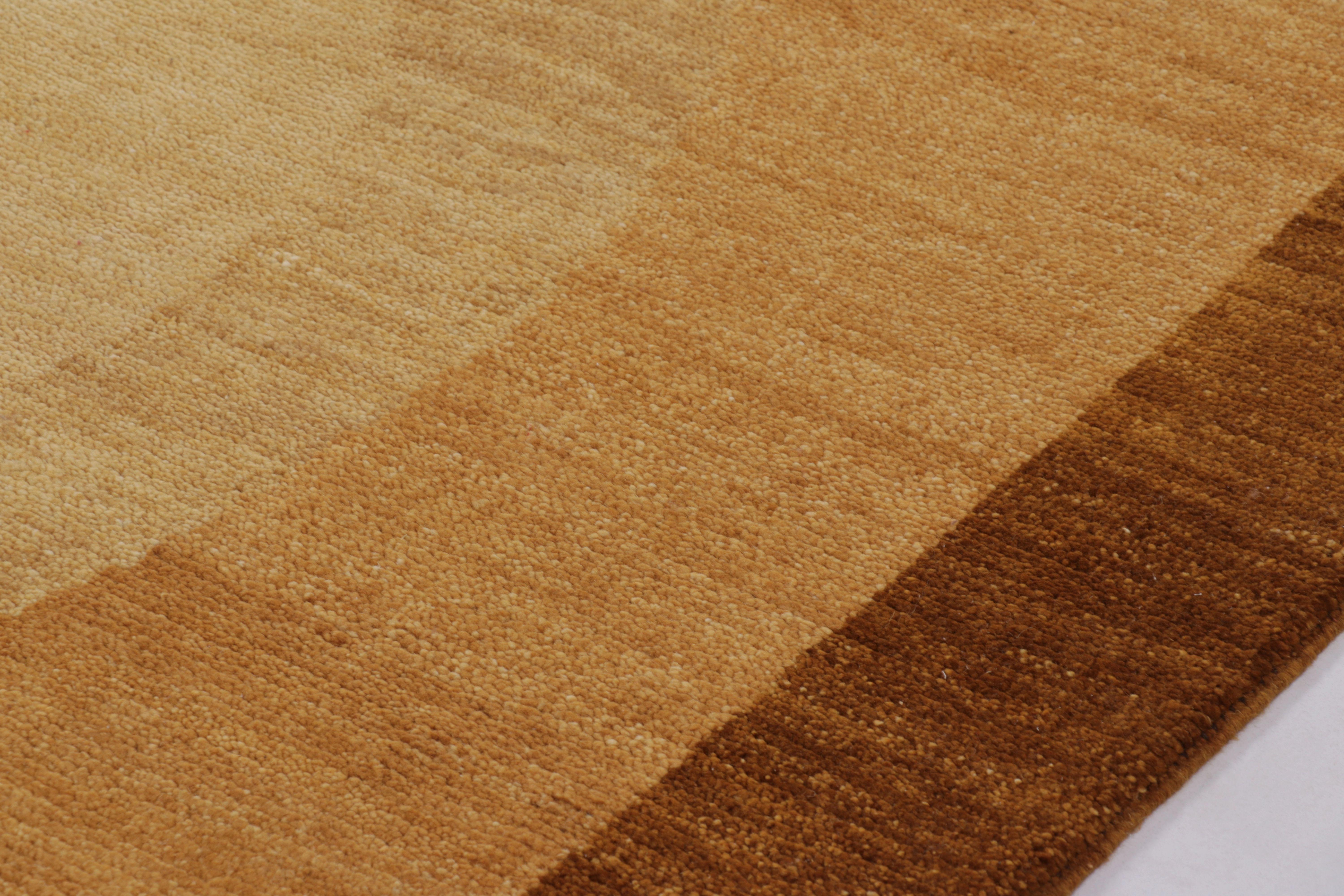 Annodato a mano in lana pregiata, questo tappeto 9x12 è un pezzo accattivante e minimalista ispirato ai principi dell'Art Déco e una nuova entusiasmante aggiunta alla collezione Modern di Rug & Kilim. Questo design presenta un concetto astratto e