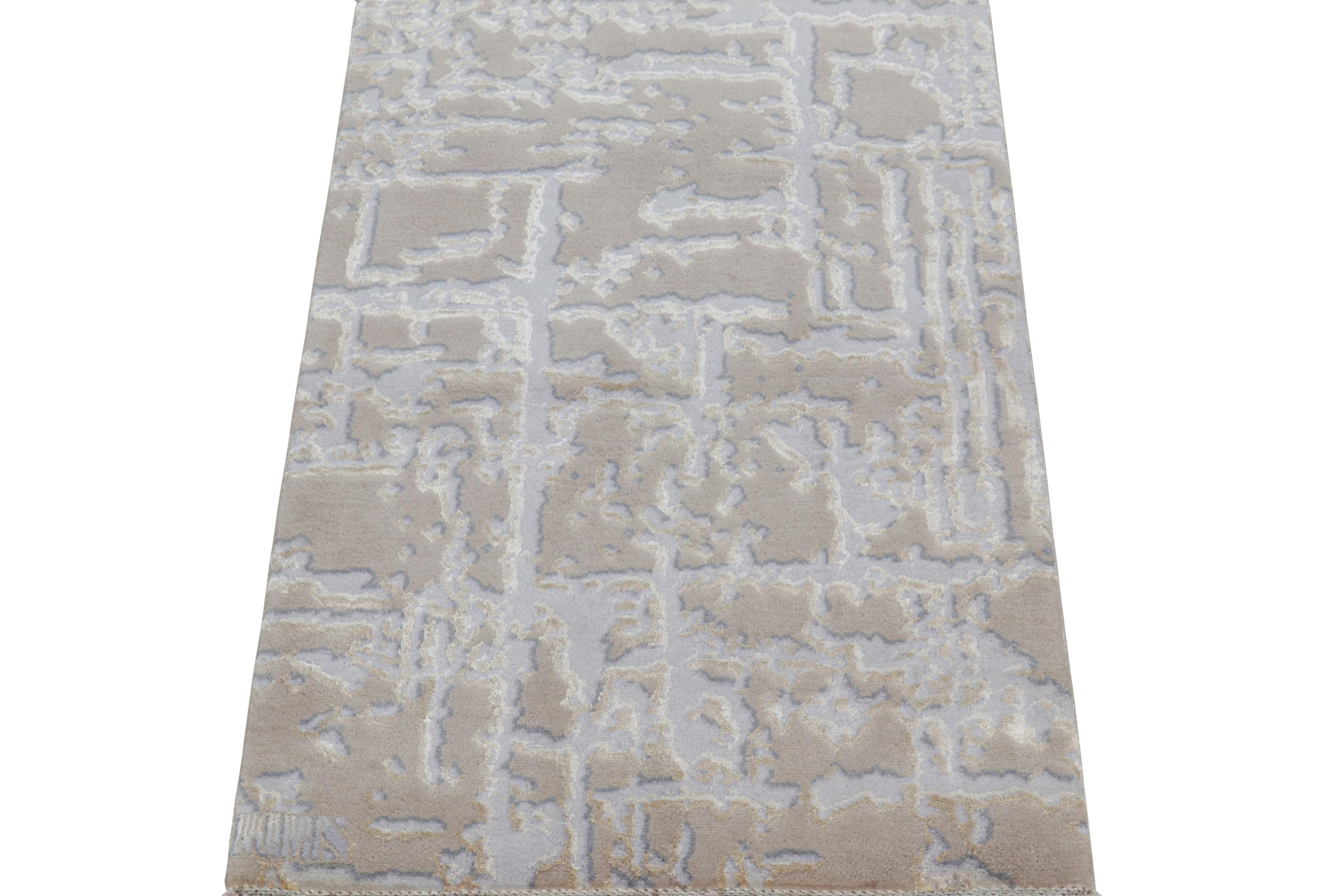 Alfombra moderna abstracta en beige y gris de Rug & Kilim Indio en venta