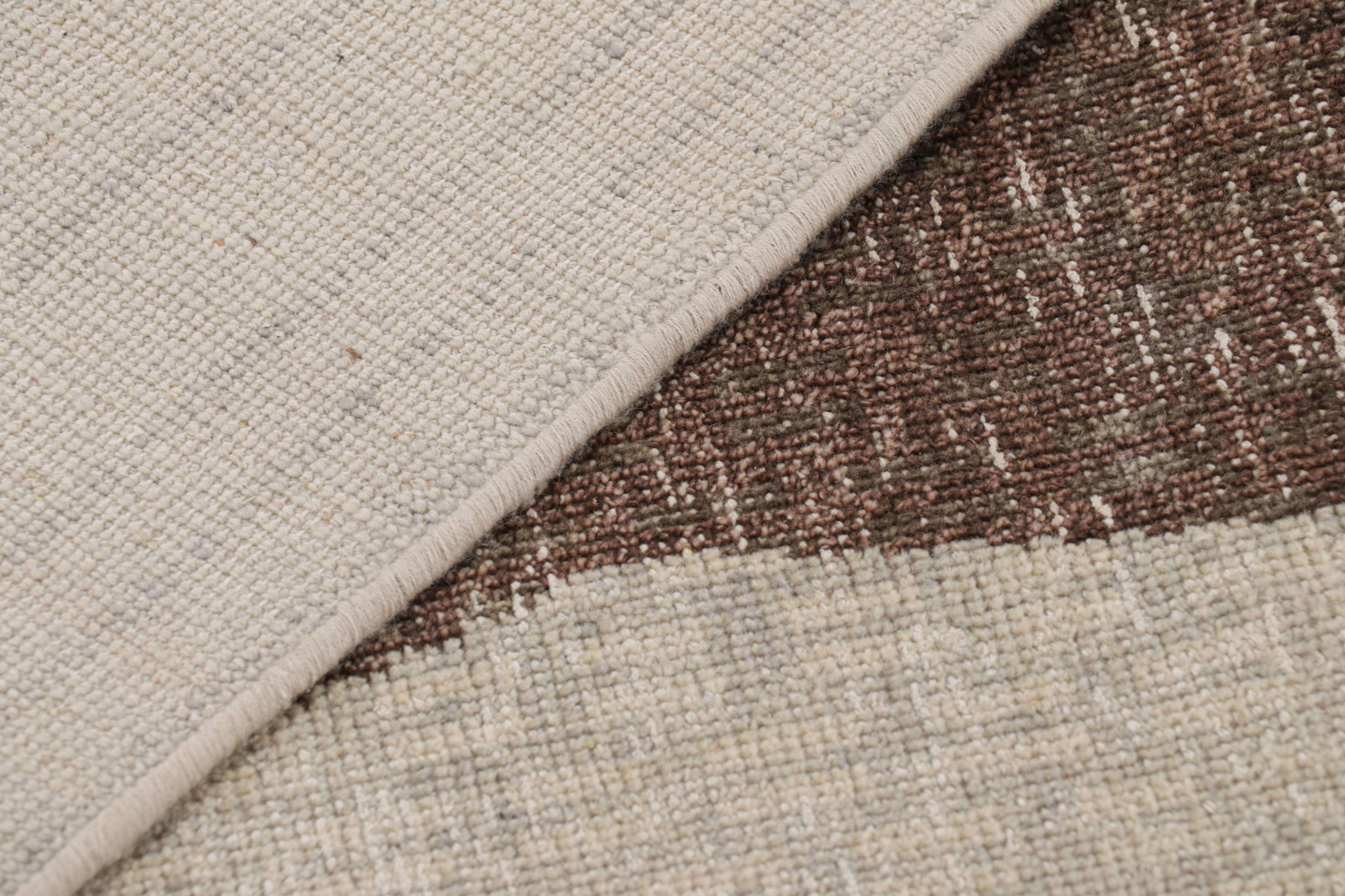 Rug & Kilim's Modern Abstract Rug in Beige und Grau mit geometrischen Mustern (Wolle) im Angebot