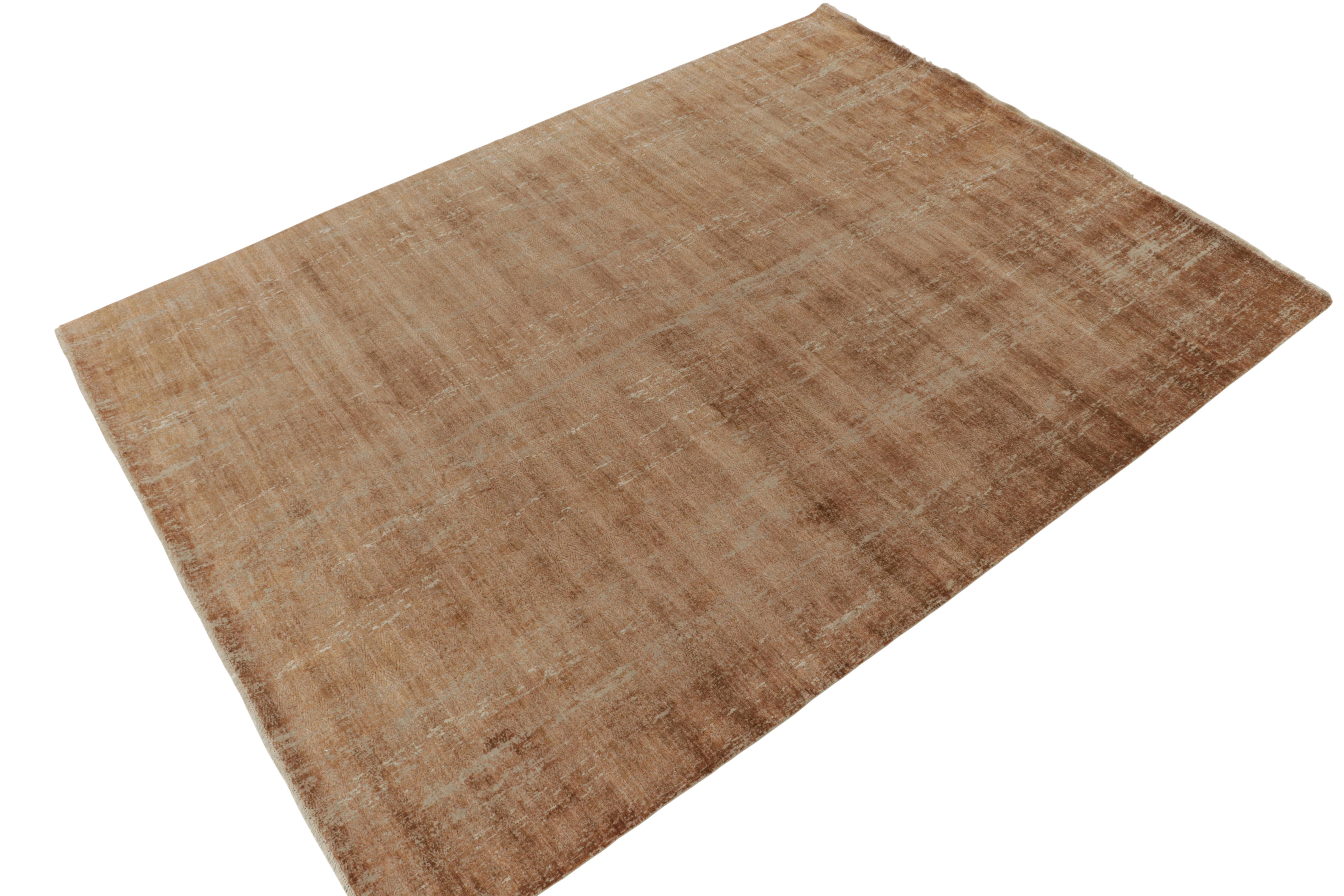 Noué à la main dans une soie luxueuse et texturée, ce tapis abstrait 9x12 fait partie de la sélection de tapis contemporains audacieux de Rug & Kilim. Le fabuleux dessin comporte un élément textural audacieux qui complète l'éclat du cuivre et du