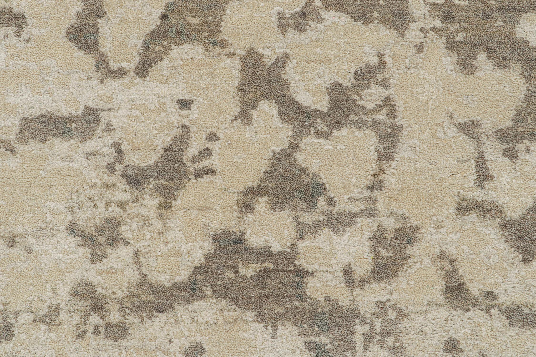 Rug & Kilim's Modern Abstract Rug in Beige-Brown and Gray Patterns (Tapis abstrait moderne à motifs beige, marron et gris) Neuf - En vente à Long Island City, NY