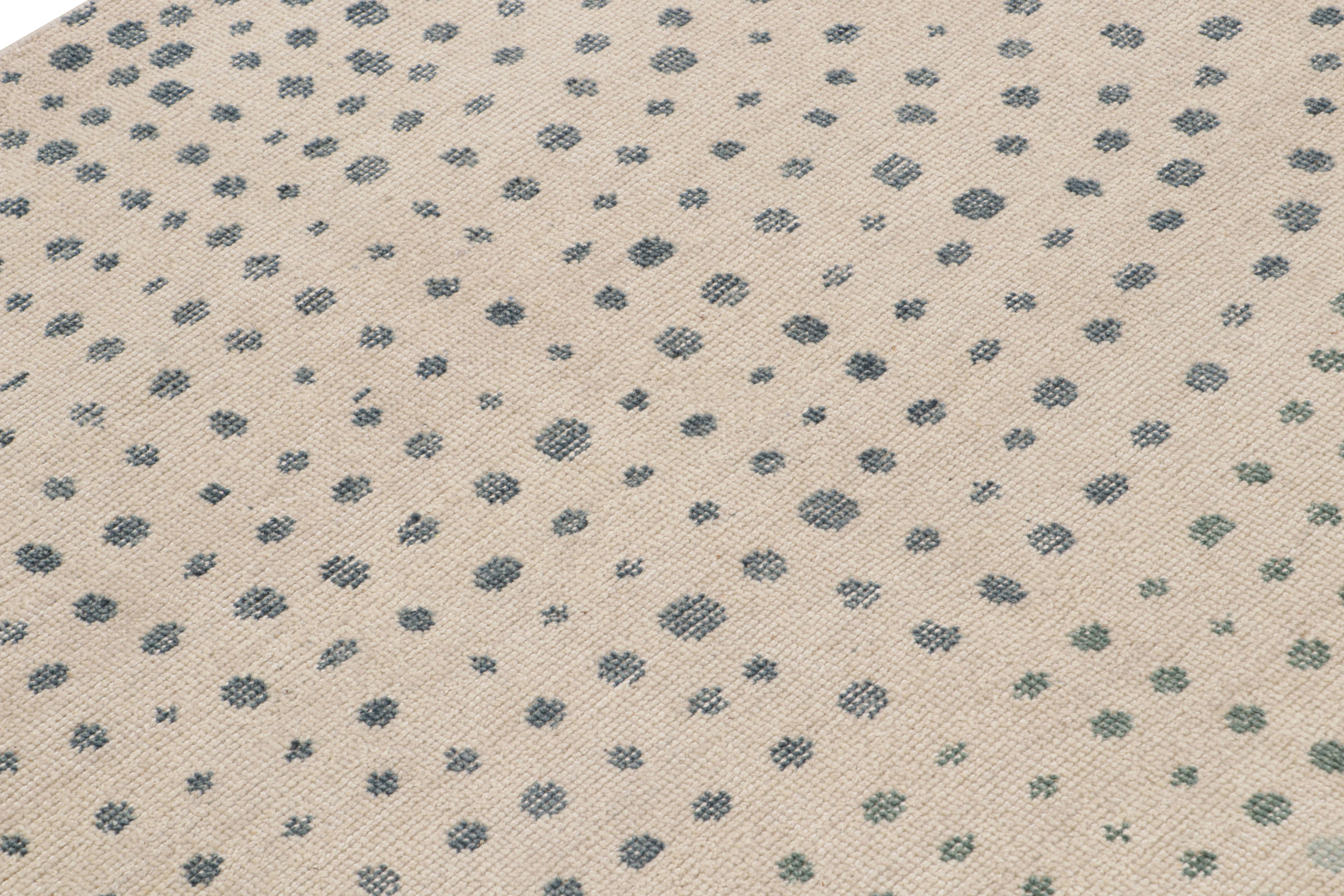 Noué à la main Rug & Kilim's Modern Abstract Rug in Beige with Blue Dot Patterns (tapis abstrait moderne en beige avec des motifs de points bleus) en vente