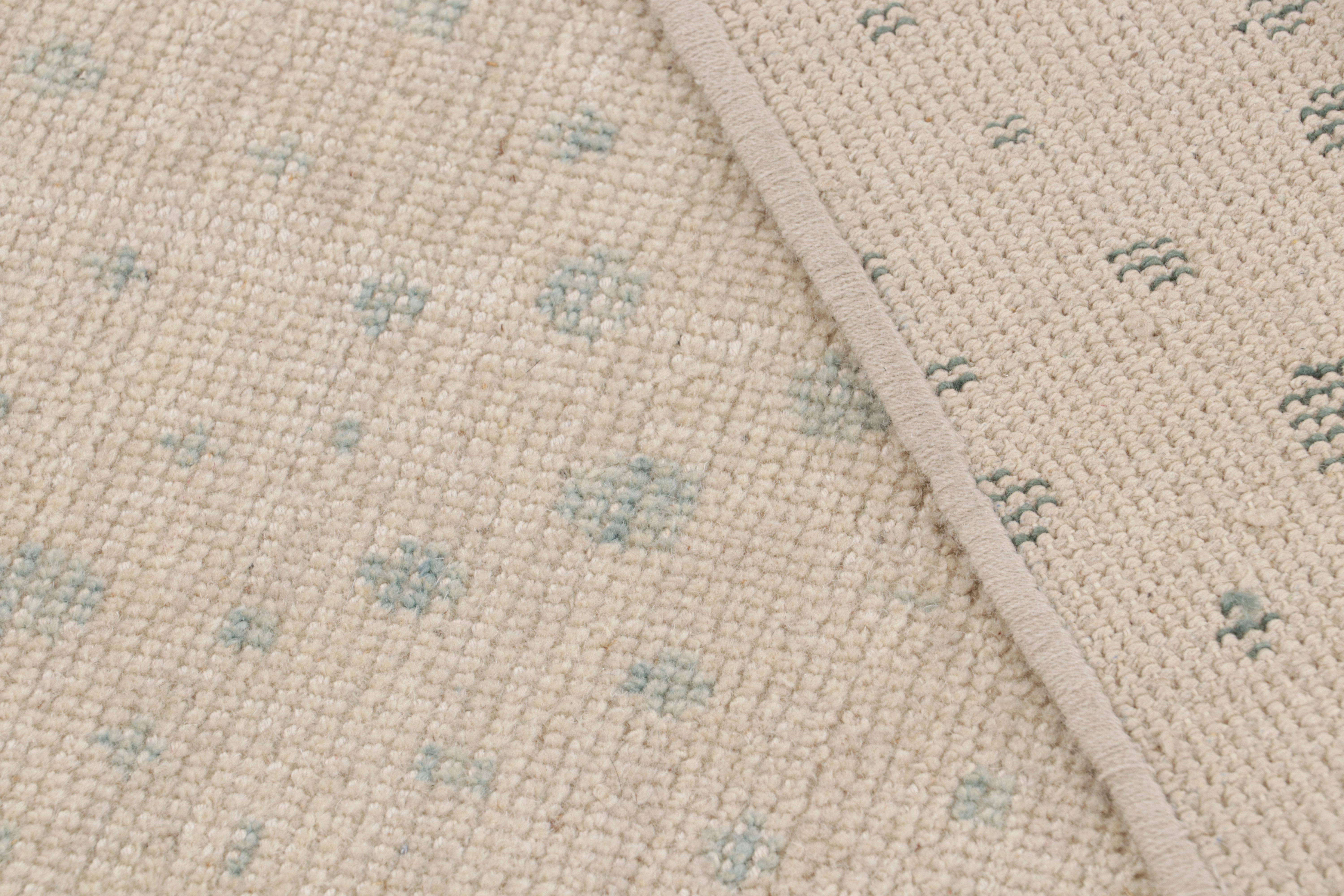 XXIe siècle et contemporain Rug & Kilim's Modern Abstract Rug in Beige with Blue Dot Patterns (tapis abstrait moderne en beige avec des motifs de points bleus) en vente