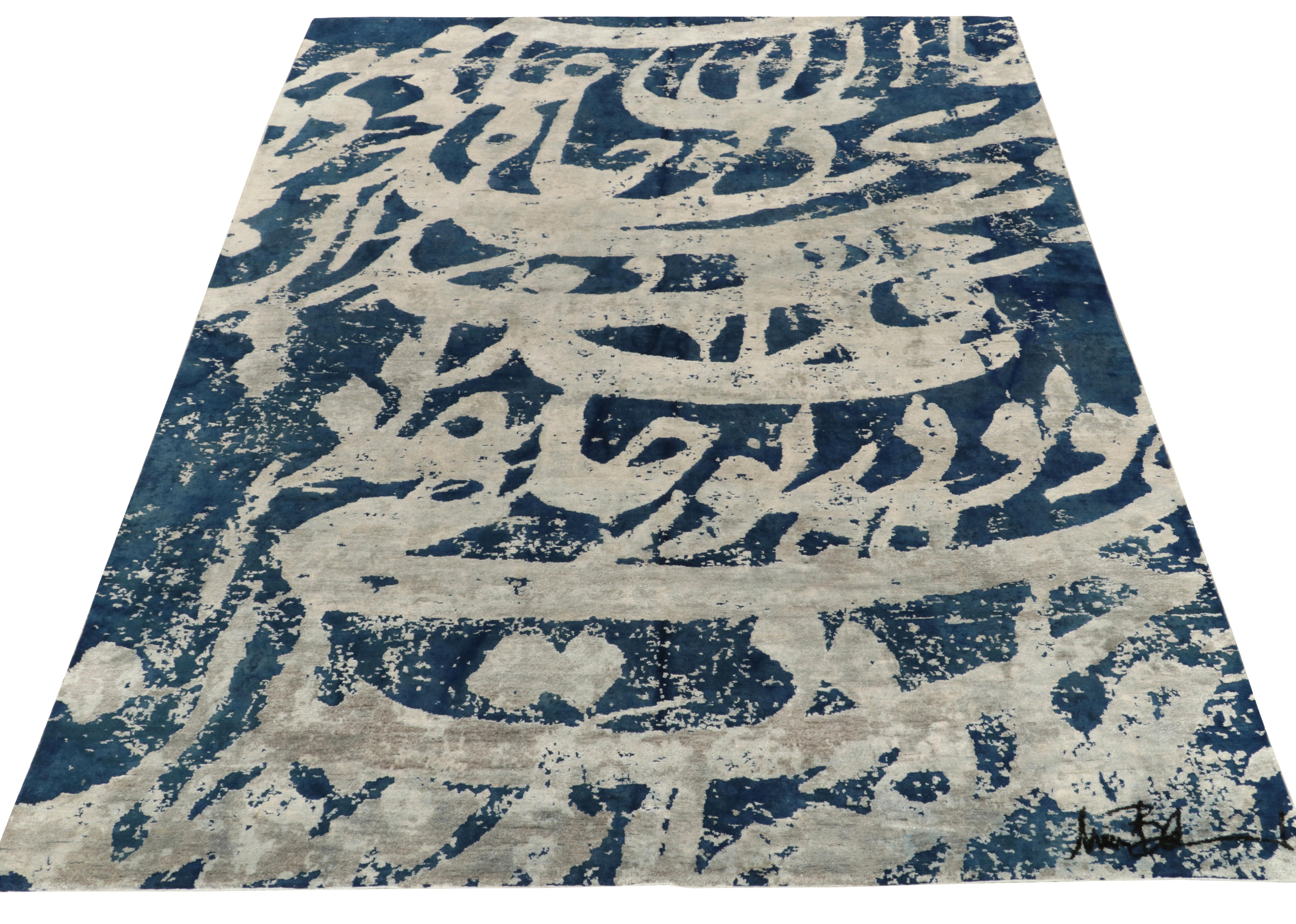 Noué à la main en laine, un tapis de style abstrait 9x12 de notre collection contemporaine. Cette pièce subtilement lustrée présente un jeu créatif d'écriture adapté à un motif fin qui s'épanouit sur le cadre dans un magnifique jeu de gris sur des