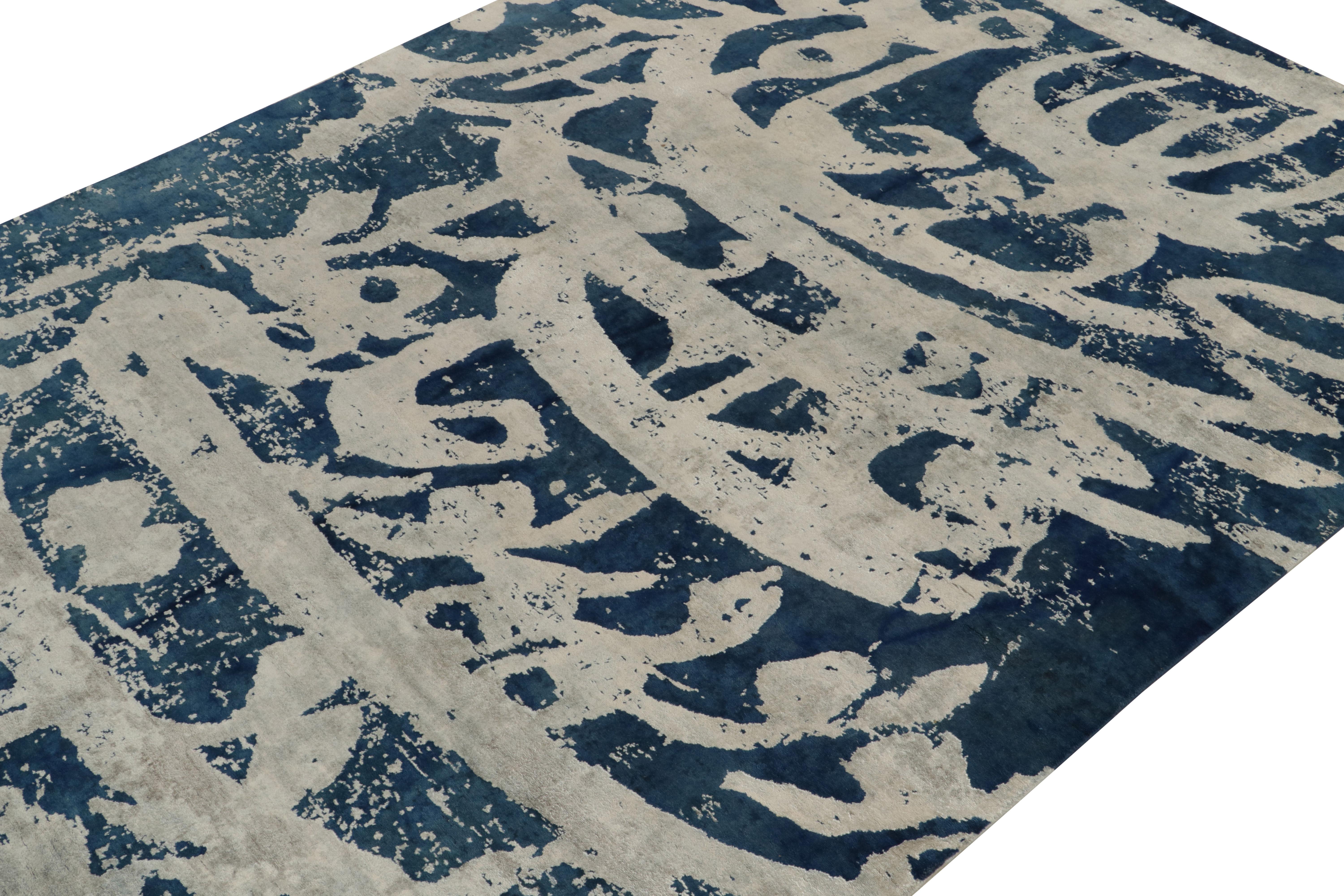 Rug & Kilim's Moderner abstrakter Teppich in Blau, Grau All-Over-Muster (Handgeknüpft) im Angebot