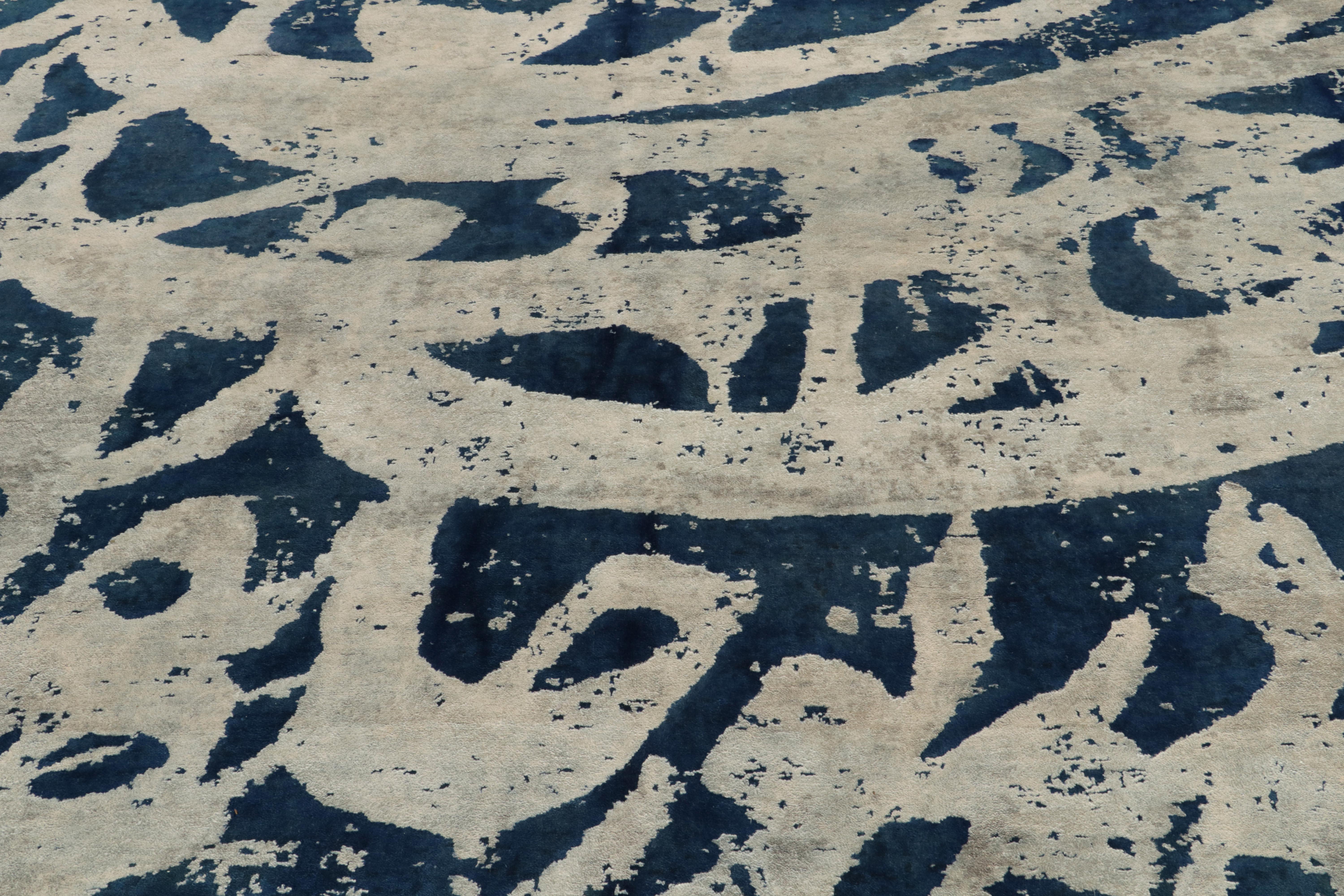 Rug & Kilim's Modern Abstract Rug in Blue, Gray All over Pattern (tapis abstrait moderne en bleu et gris) Neuf - En vente à Long Island City, NY
