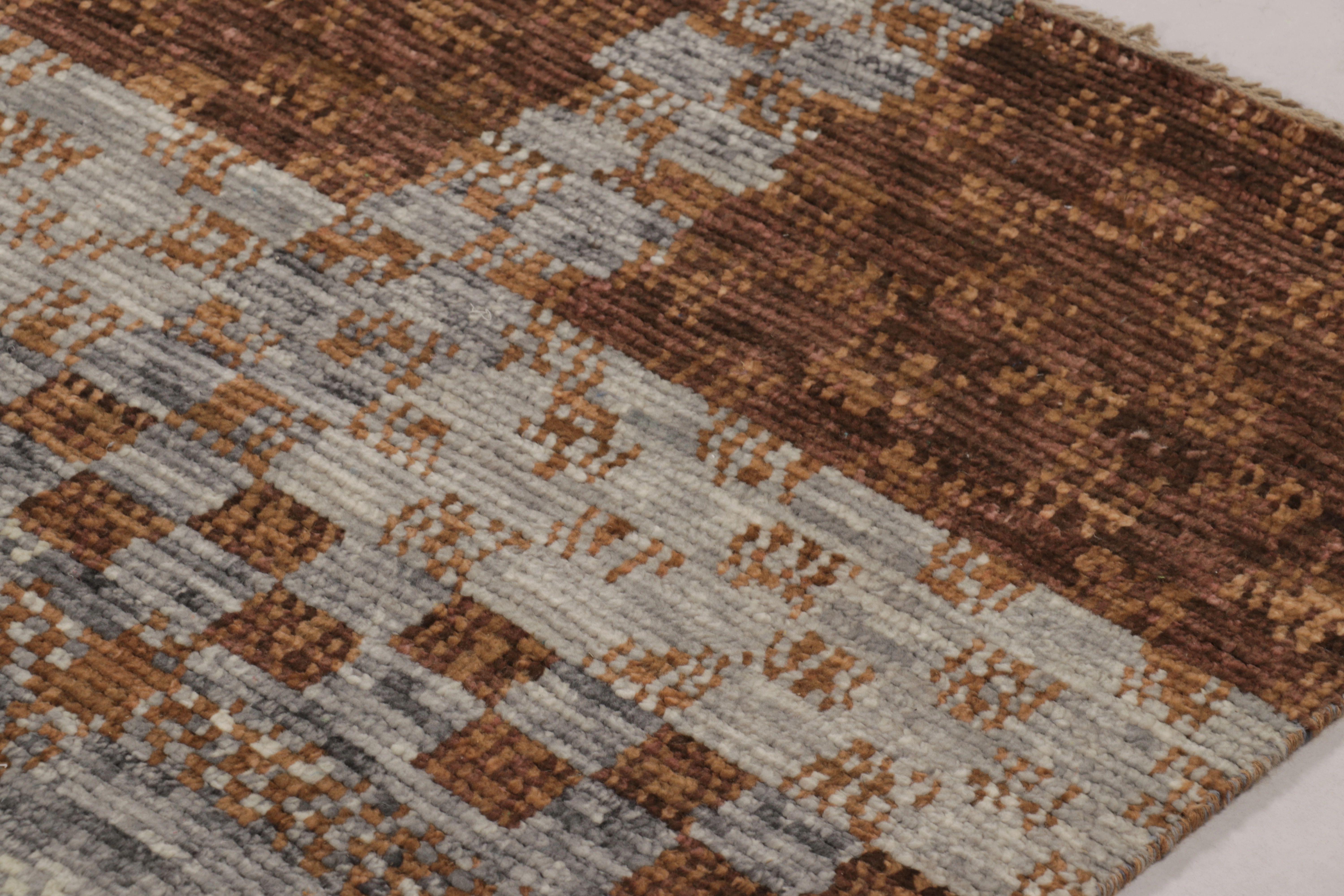 Questo magnifico tappeto 8x10 della Rug & Kilim's Modern Collection è un'opera d'arte cinetica e materica, annodata a mano in lana pregiata. Il design presenta una fitta trama di plaid intrecciati, righe e sottili motivi geometrici in una