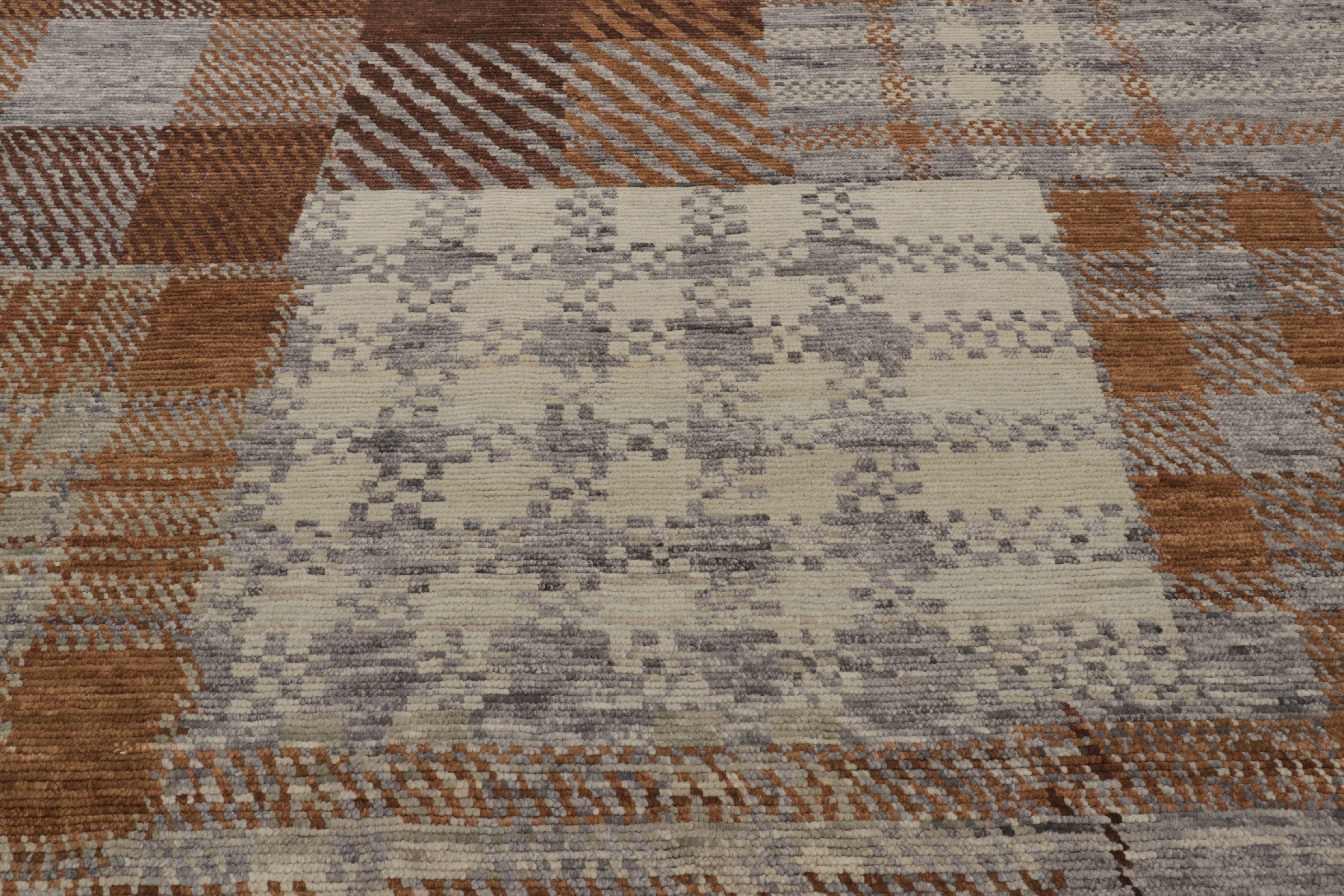 Moderno Rug & Kilim: Tappeto astratto moderno con patchwork a quadri marroni e grigi in vendita