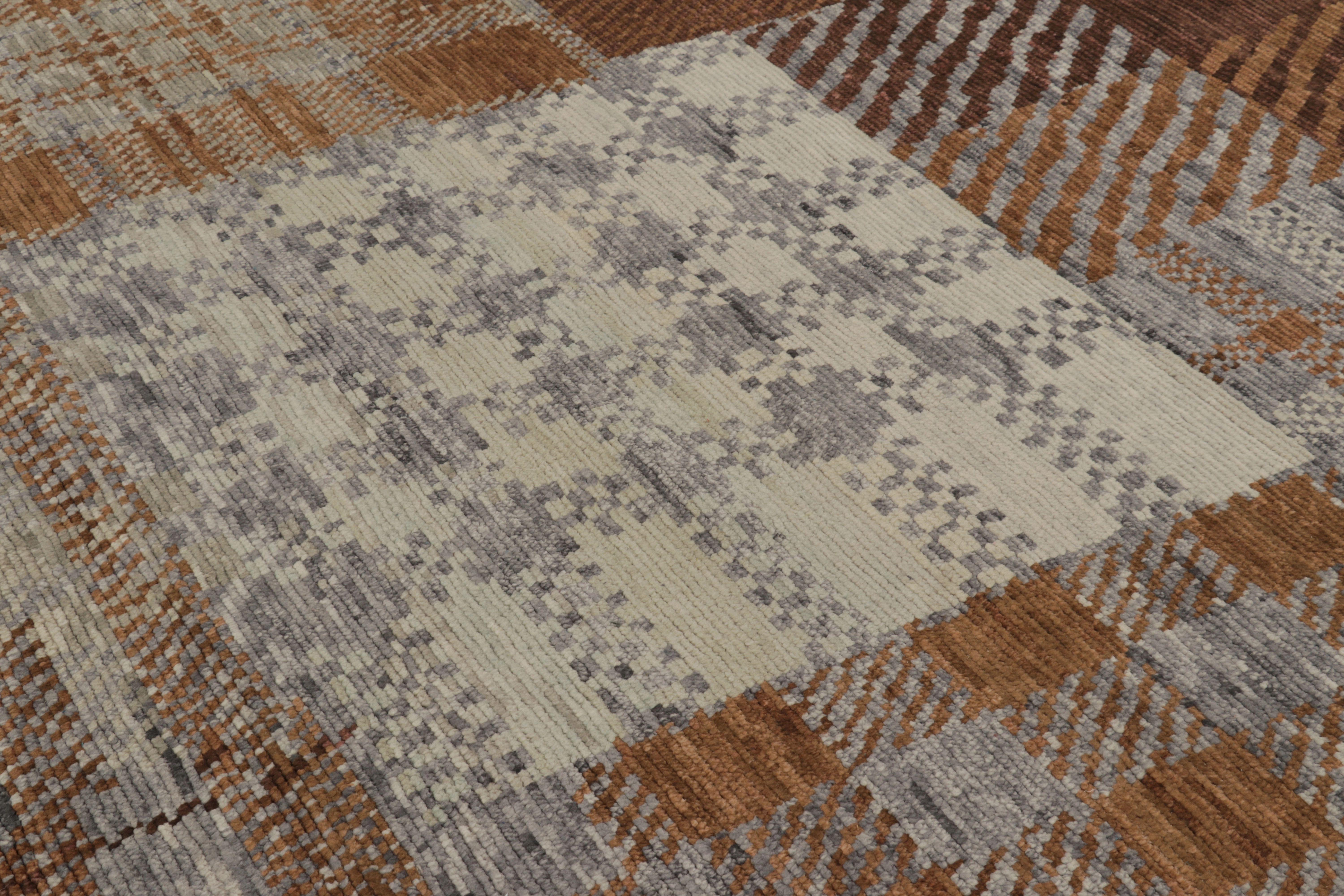 Indiano Rug & Kilim: Tappeto astratto moderno con patchwork a quadri marroni e grigi in vendita