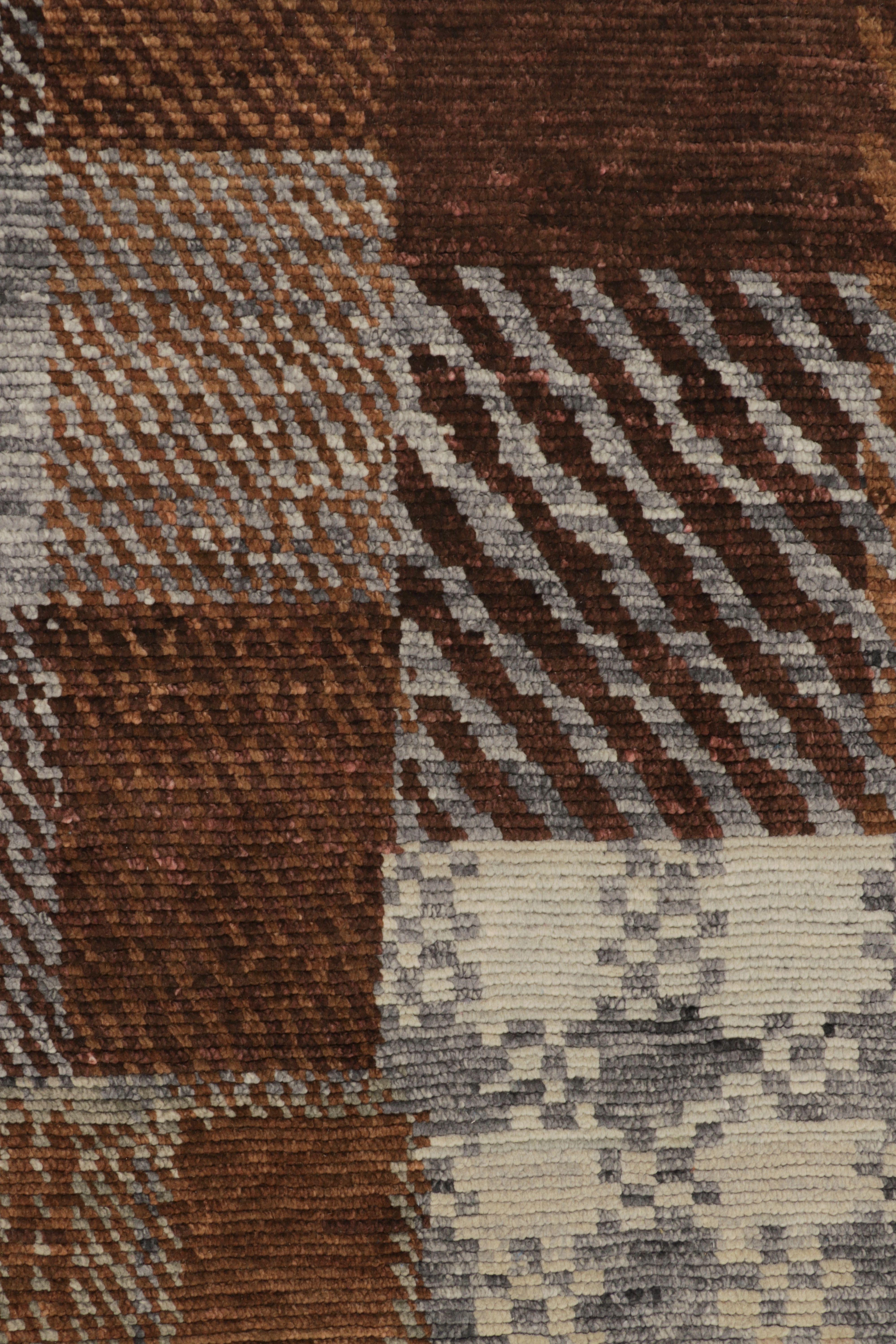 Annodato a mano Rug & Kilim: Tappeto astratto moderno con patchwork a quadri marroni e grigi in vendita