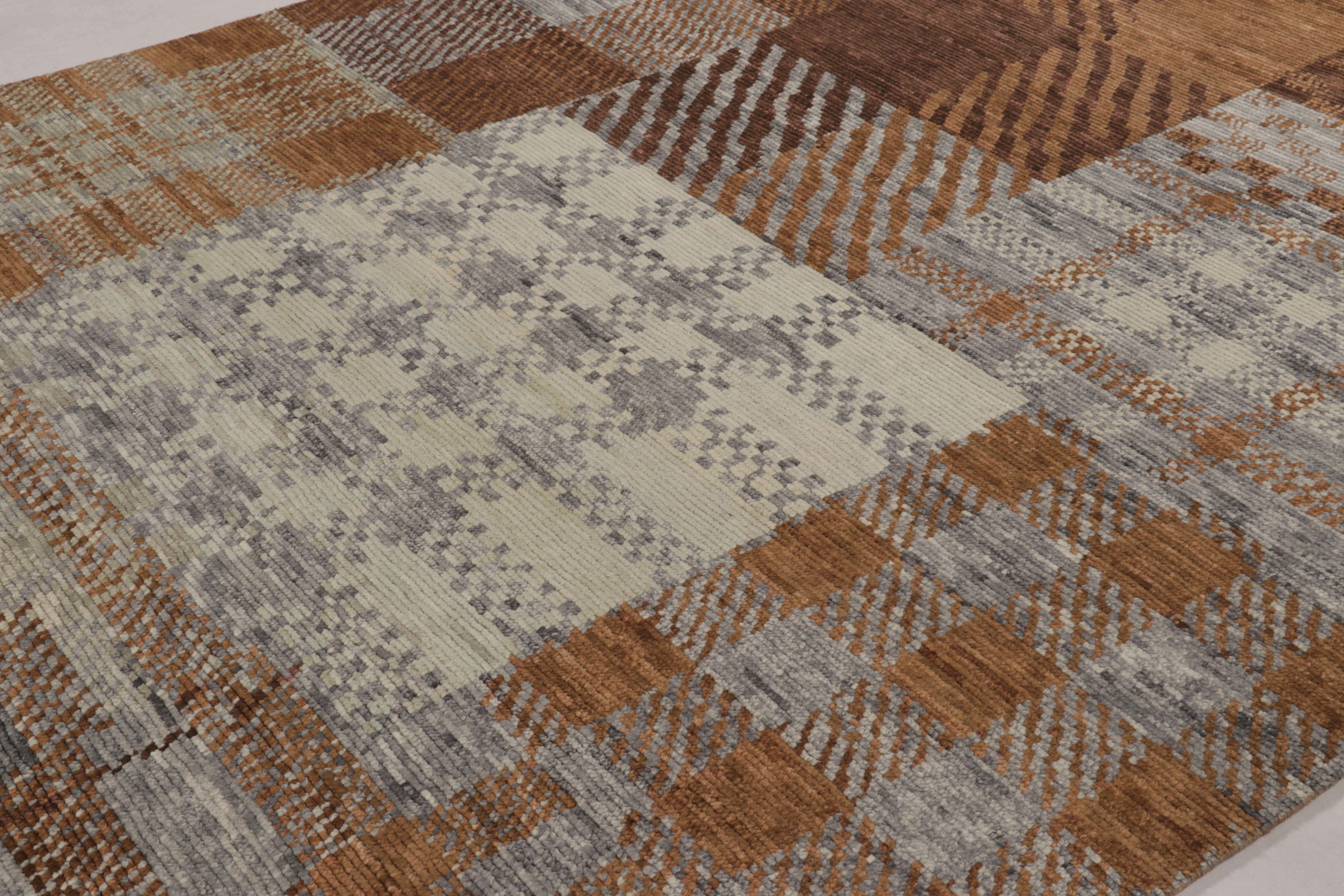 Rug & Kilim: Tappeto astratto moderno con patchwork a quadri marroni e grigi In condizioni Nuovo in vendita a Long Island City, NY