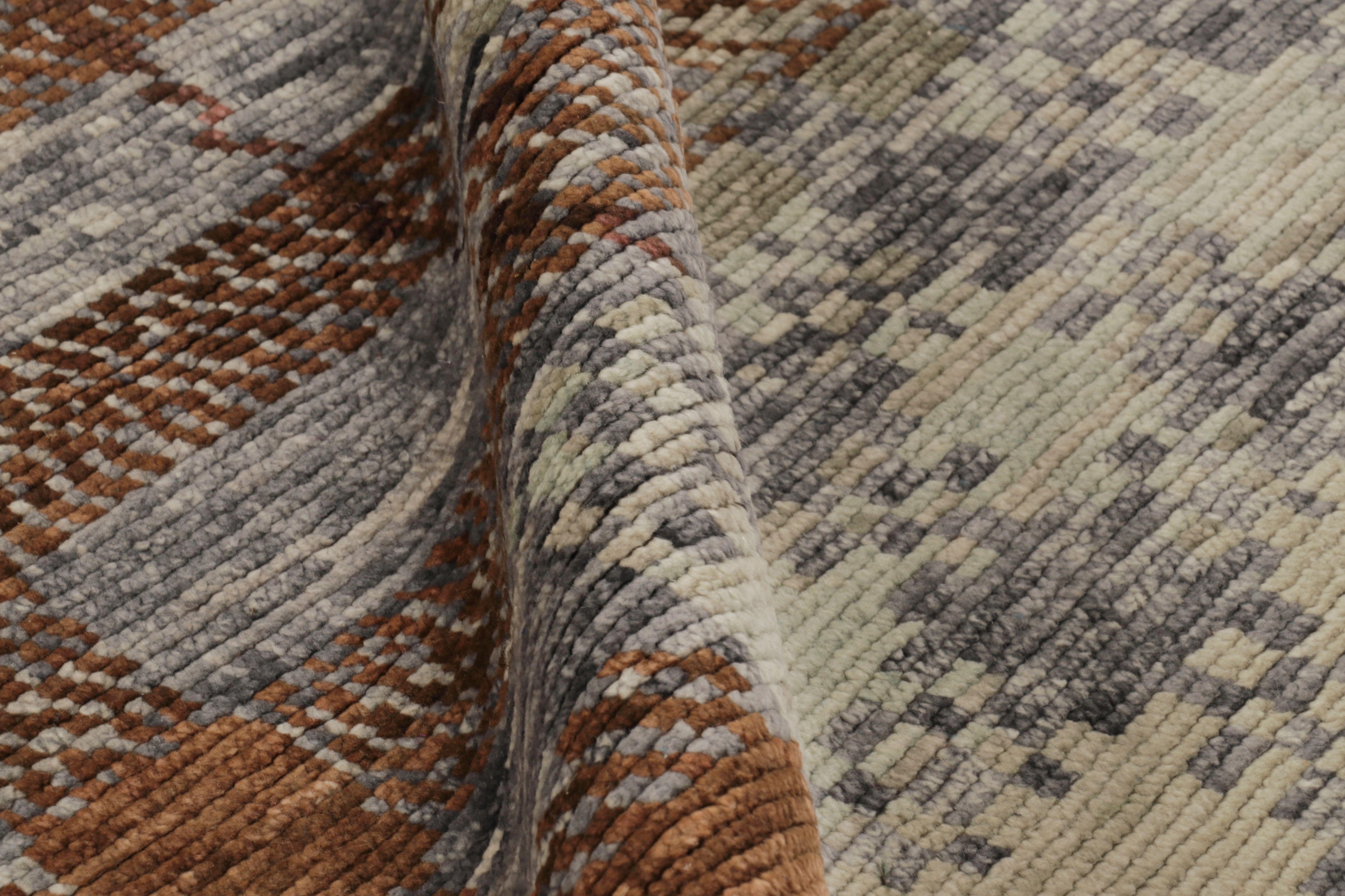 XXI secolo e contemporaneo Rug & Kilim: Tappeto astratto moderno con patchwork a quadri marroni e grigi in vendita