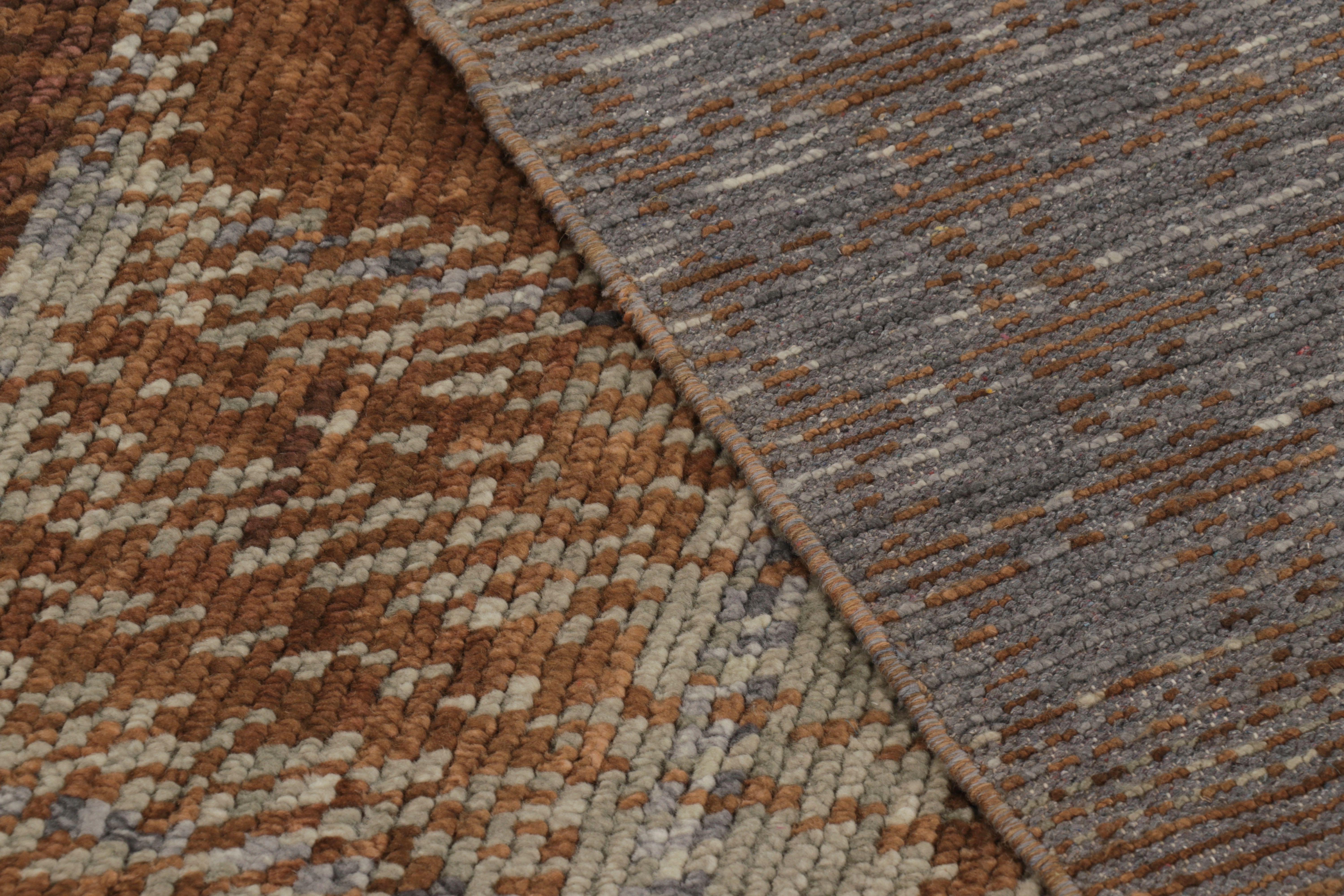 Lana Rug & Kilim: Tappeto astratto moderno con patchwork a quadri marroni e grigi in vendita