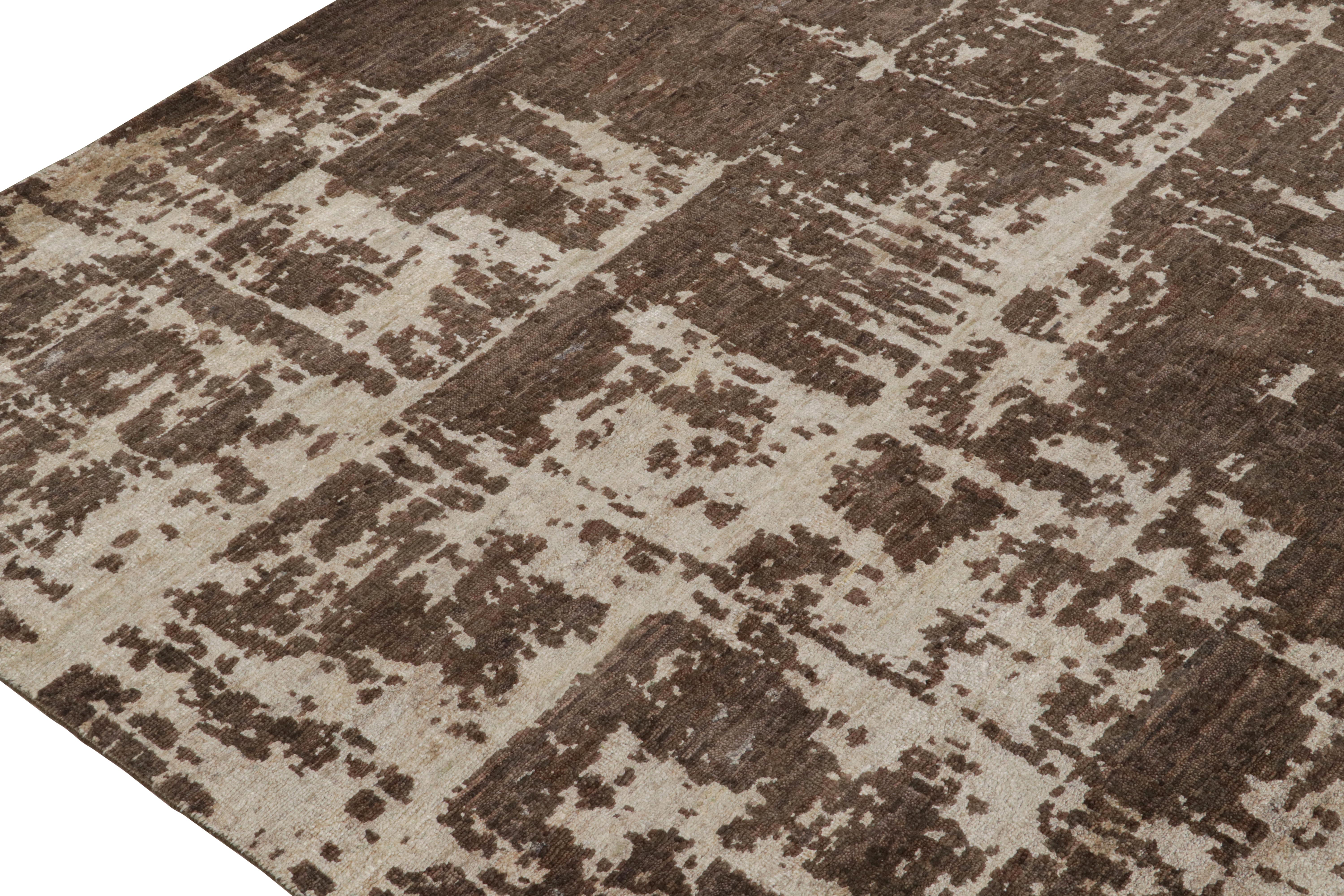 Rug & Kilim’s Modern Abstract Rug in Brown Off-White Geometric Pattern In New Condition For Sale In Long Island City, NY