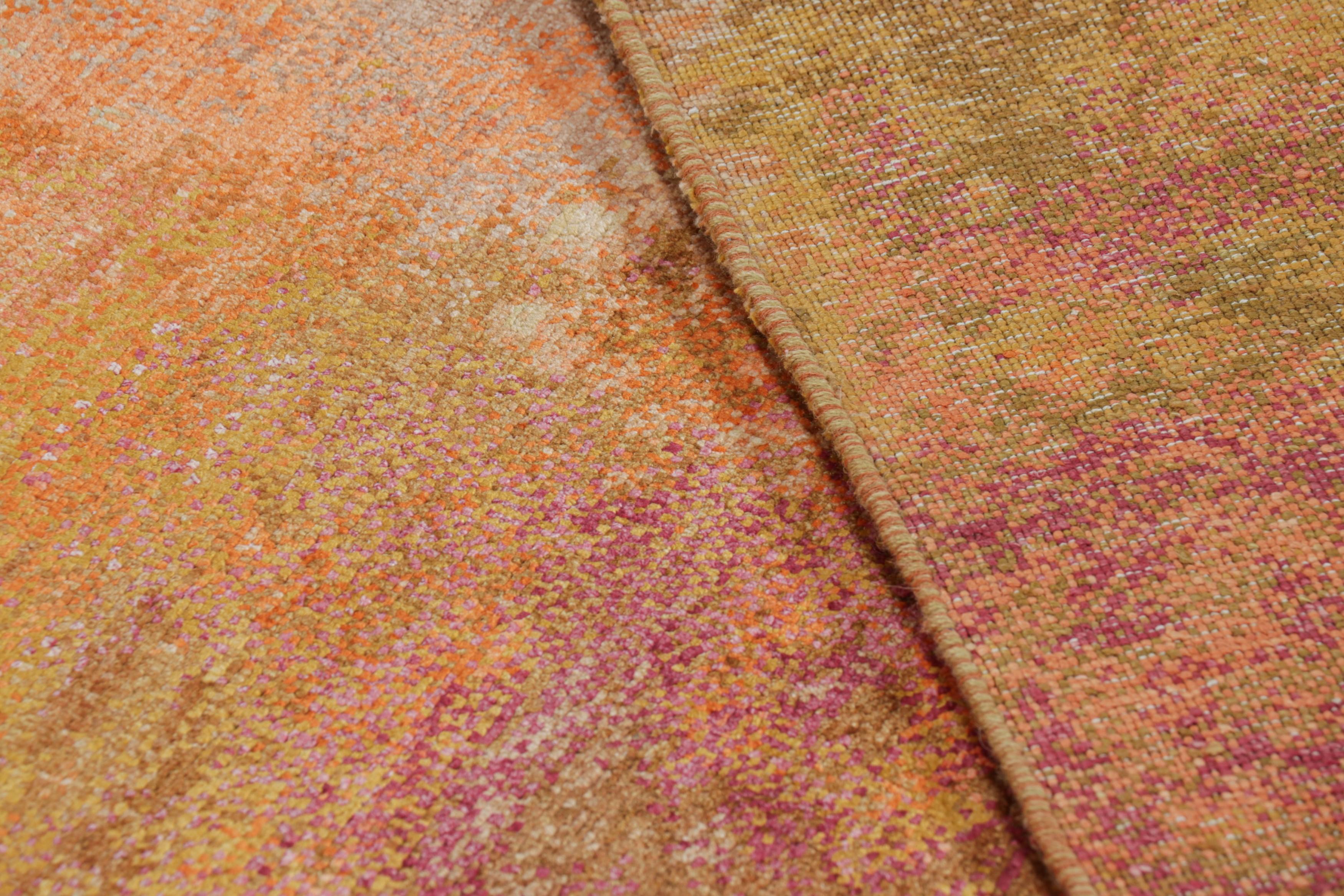 Der moderne abstrakte Teppich von Rug & Kilim in Braun-, Rosa- und Orangetönen (Wolle) im Angebot