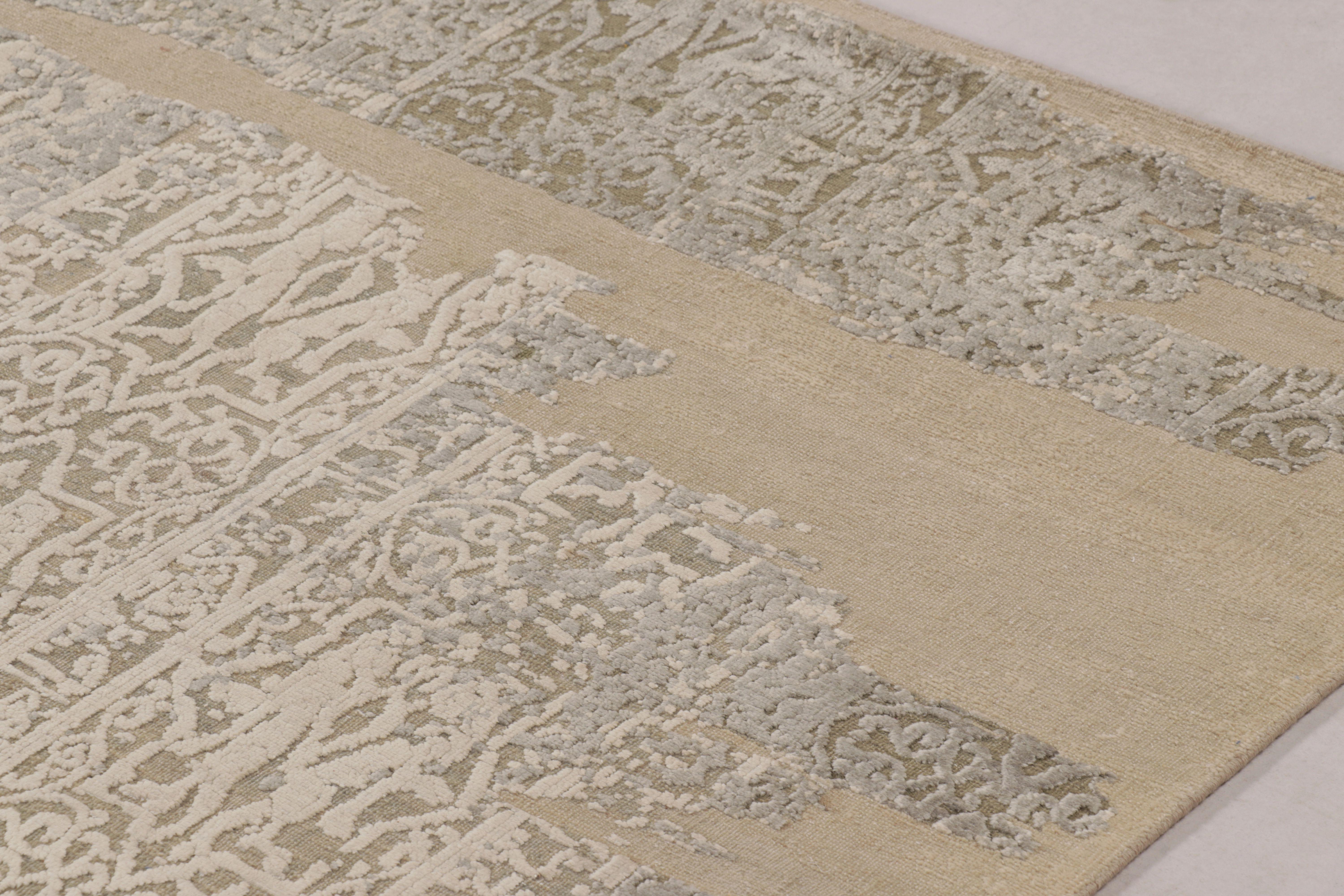 Esta excepcional alfombra de 9 x 12 pertenece a una nueva línea de la Colección Moderna de Rug & Kilim; una nueva y audaz serie que enfatiza un enfoque inesperado de los diseños en capas. Un entramado geométrico tradicional en gris suave se fractura