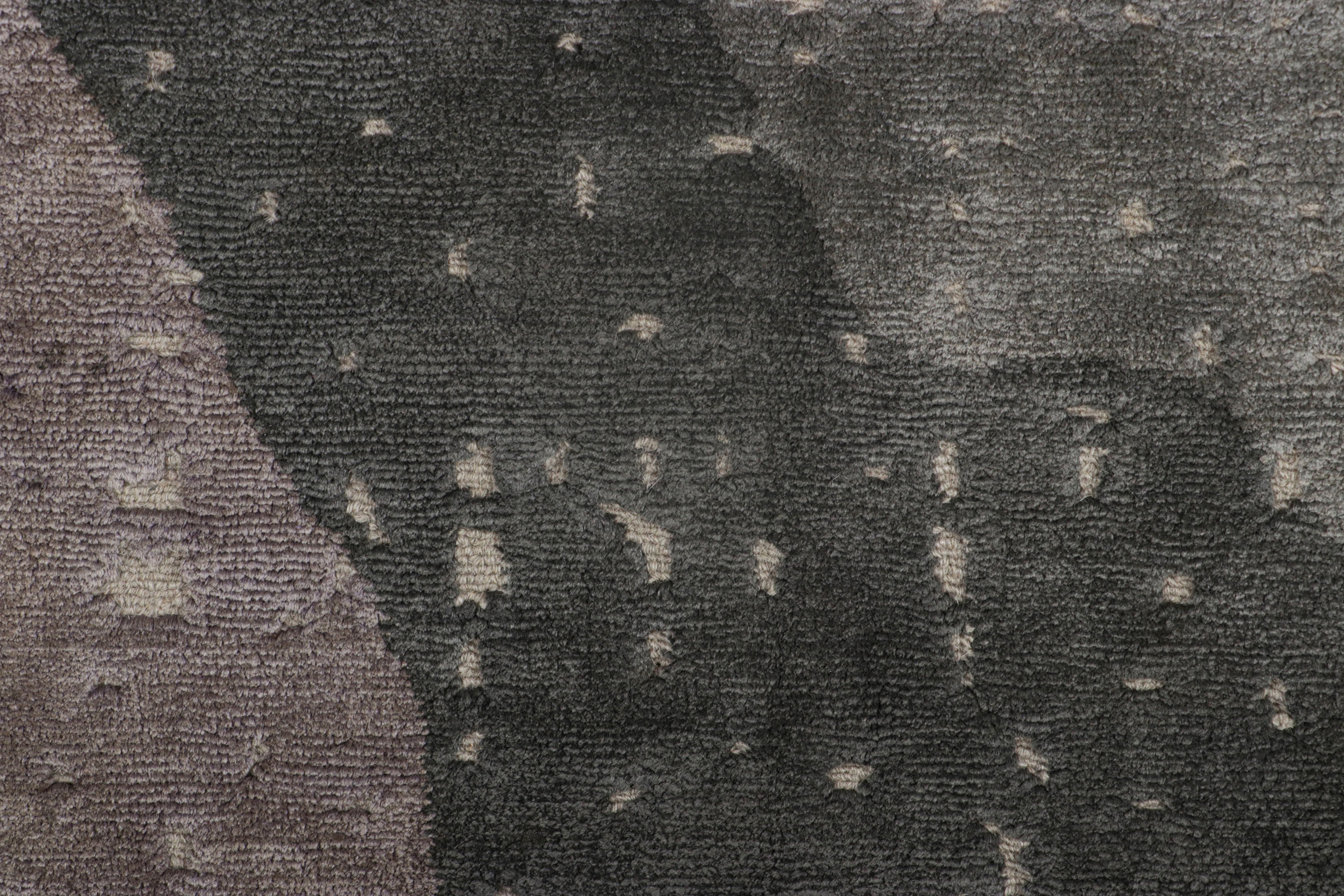 Anudada a mano en seda, esta alfombra abstracta moderna de 3x6 con diseño personalizado representa la última edición de la serie 