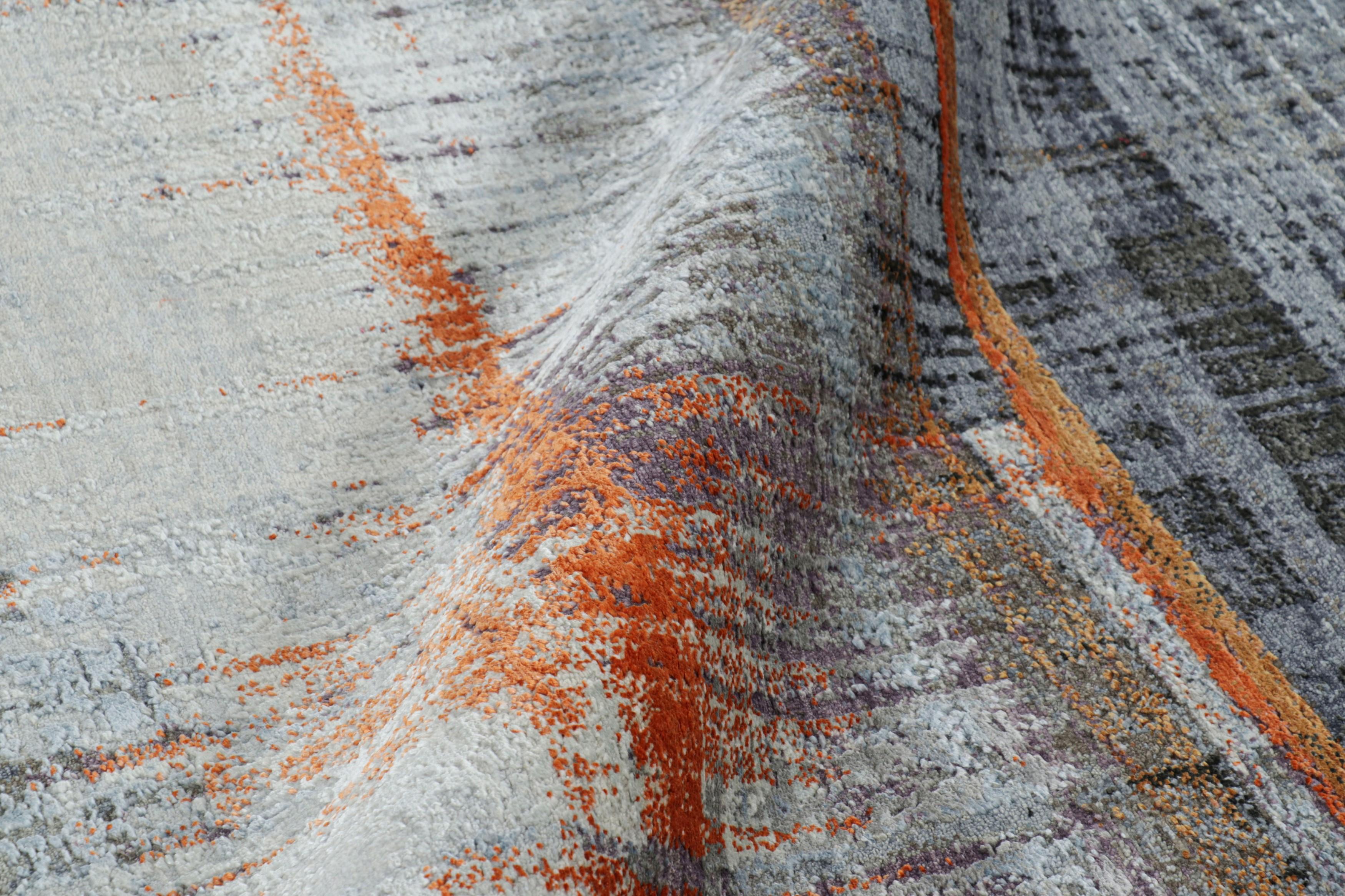 Der moderne abstrakte Teppich von Rug & Kilim in Grau- und Orangetönen (21. Jahrhundert und zeitgenössisch) im Angebot