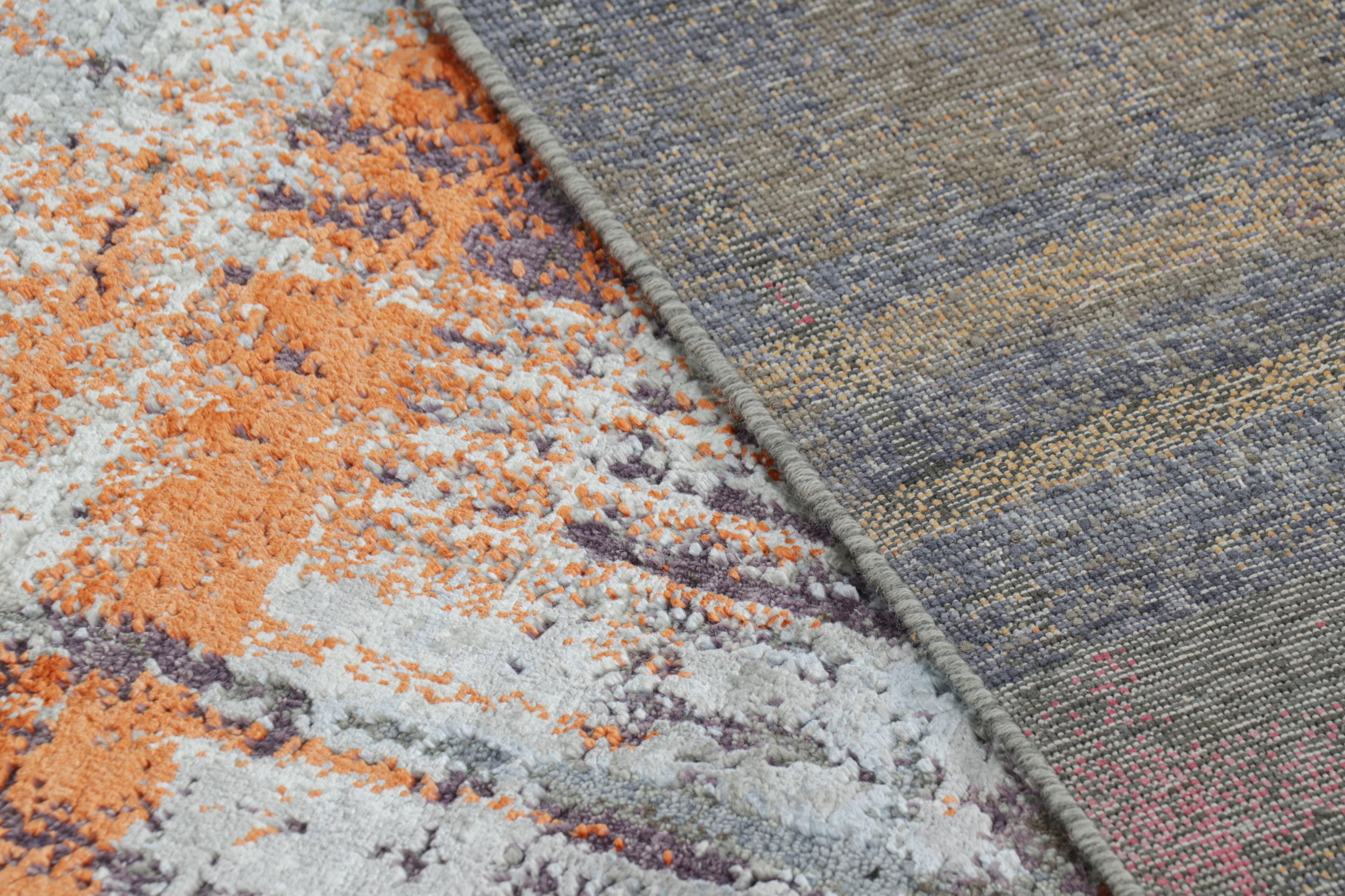 Der moderne abstrakte Teppich von Rug & Kilim in Grau- und Orangetönen (Wolle) im Angebot