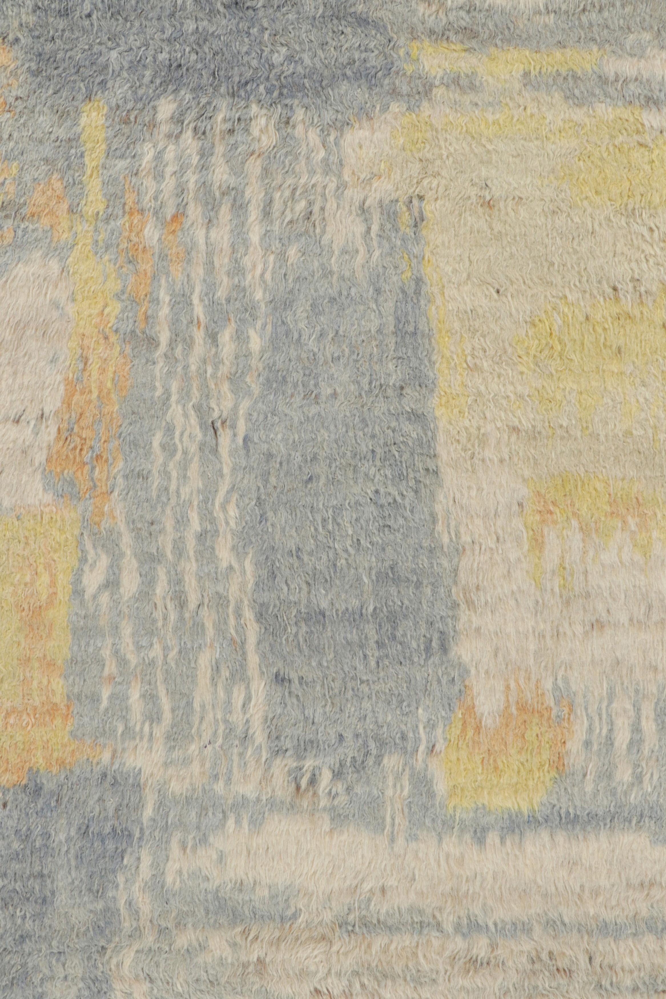 Alfombra moderna abstracta en tonos grises y amarillos de Rug & Kilim Moderno en venta