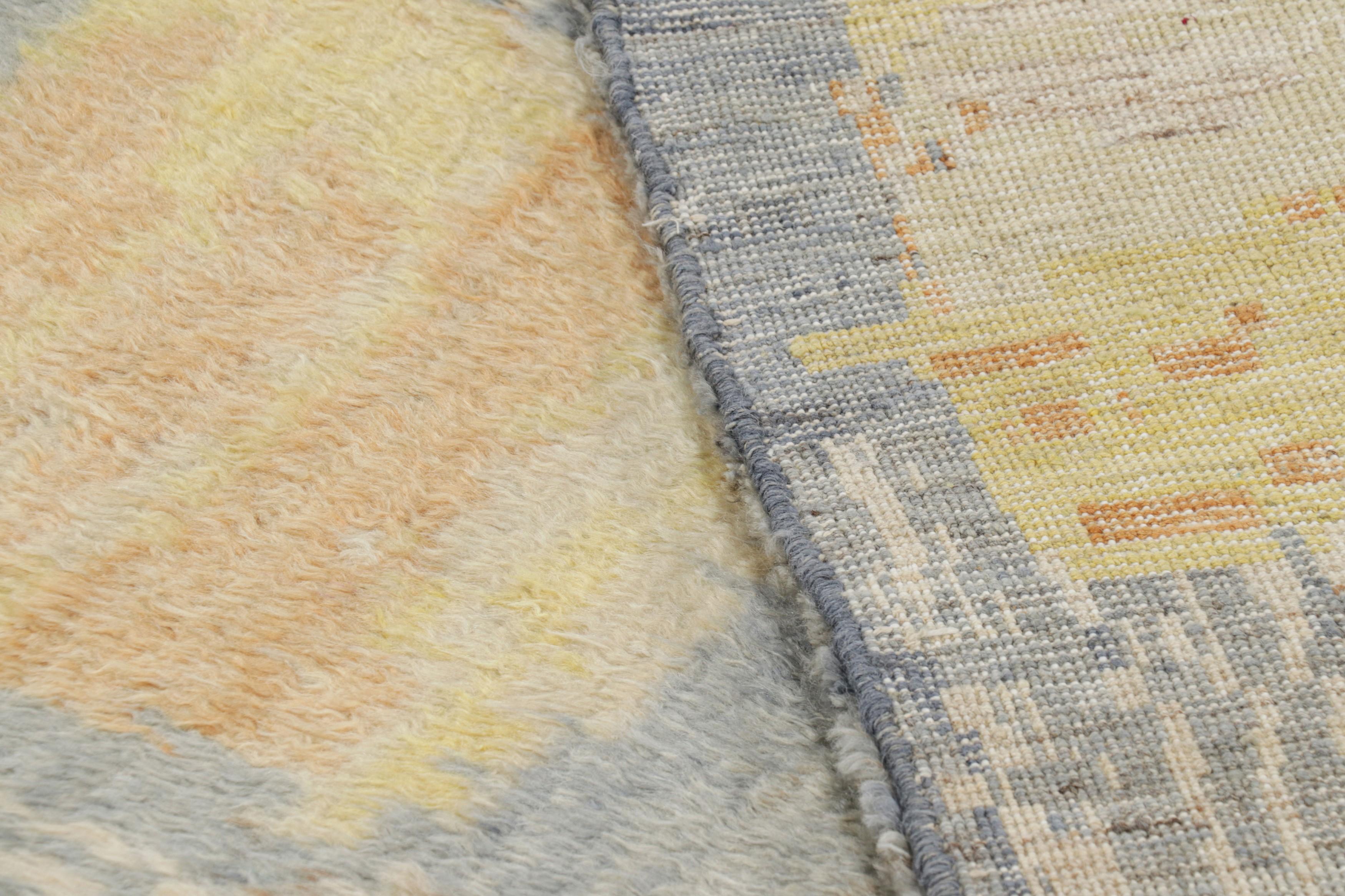 Alfombra moderna abstracta en tonos grises y amarillos de Rug & Kilim Siglo XXI y contemporáneo en venta