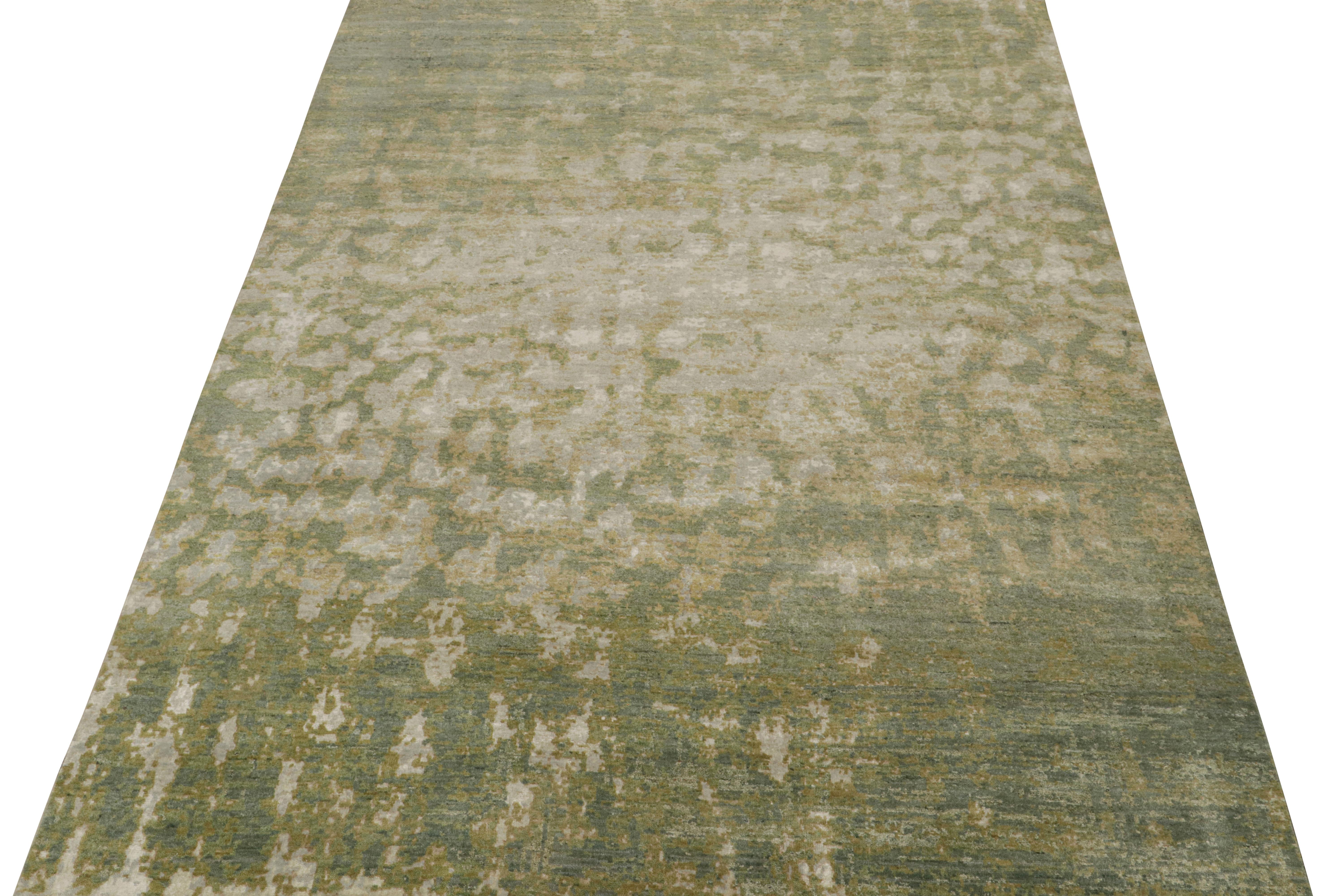 Rug & Kilim's Moderner abstrakter Teppich in Grün mit malerischem Muster (Indisch) im Angebot