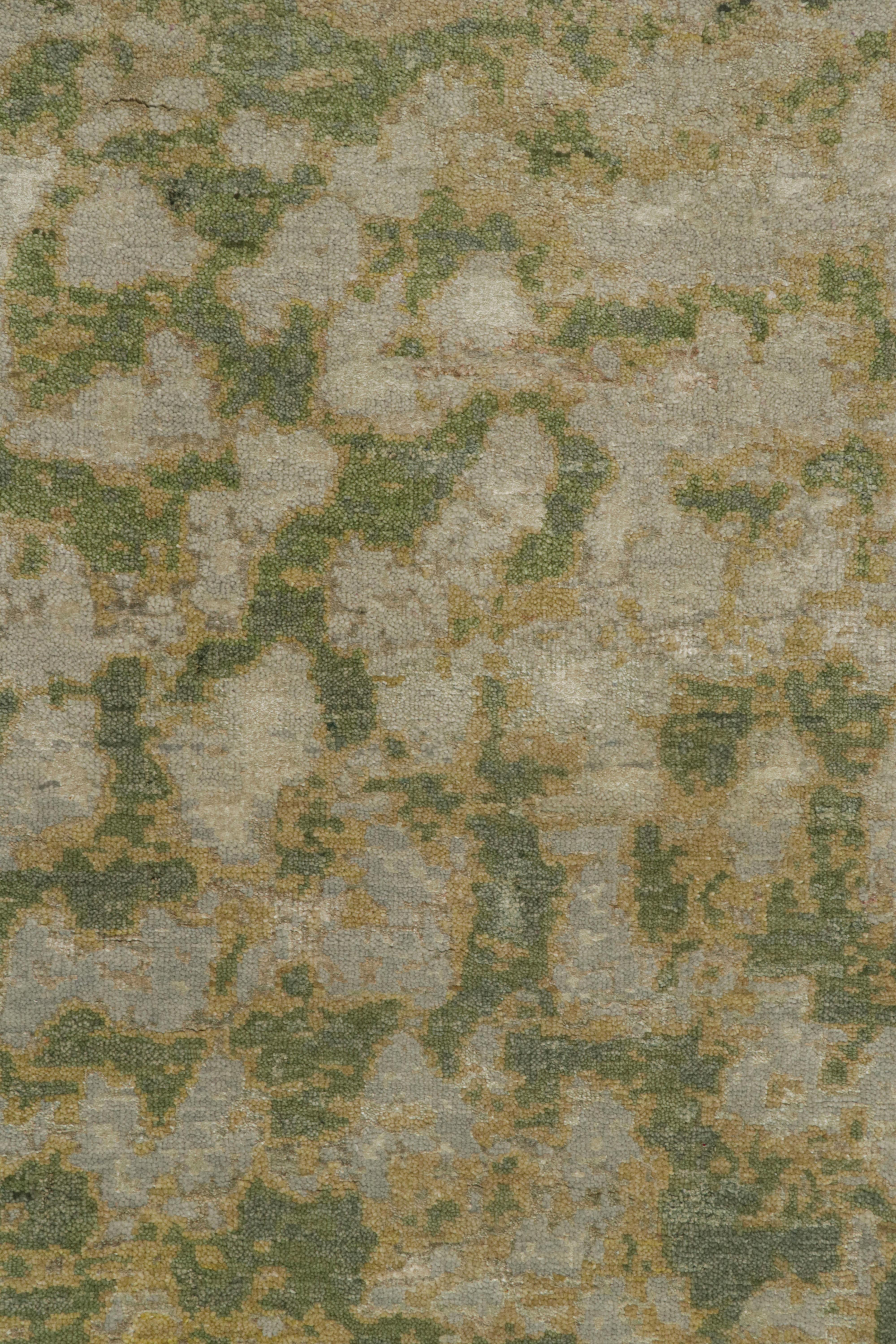 Rug & Kilim's Moderner abstrakter Teppich in Grün mit malerischem Muster (21. Jahrhundert und zeitgenössisch) im Angebot