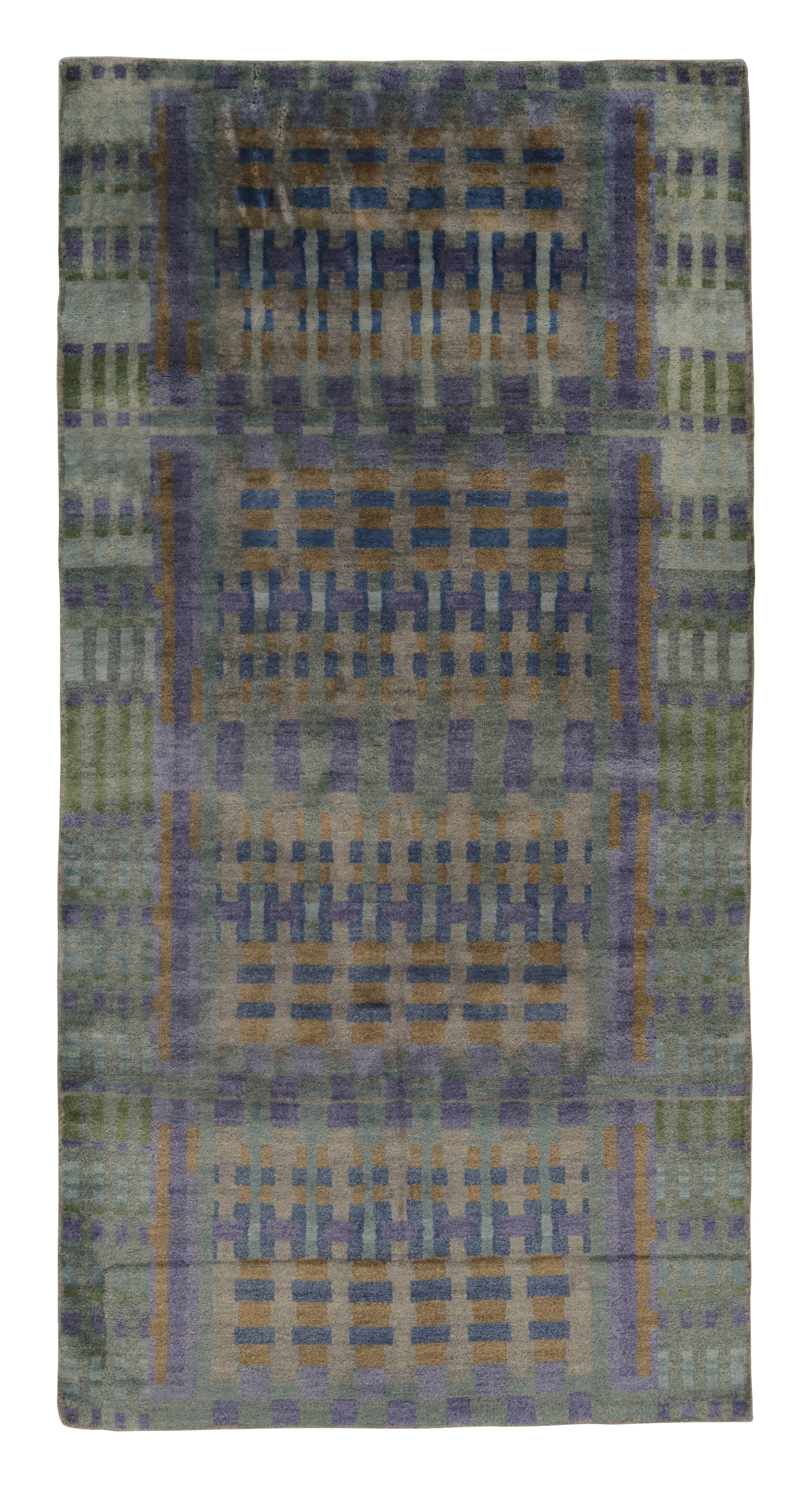 Questo magnifico tappeto astratto 4x8 della Rug & Kilim's Modern Collection è un capolavoro vivido e materico, annodato a mano in lana pregiata. Il design è caratterizzato da una geometria sfocata, simile a una scala, in un'impressionante tavolozza