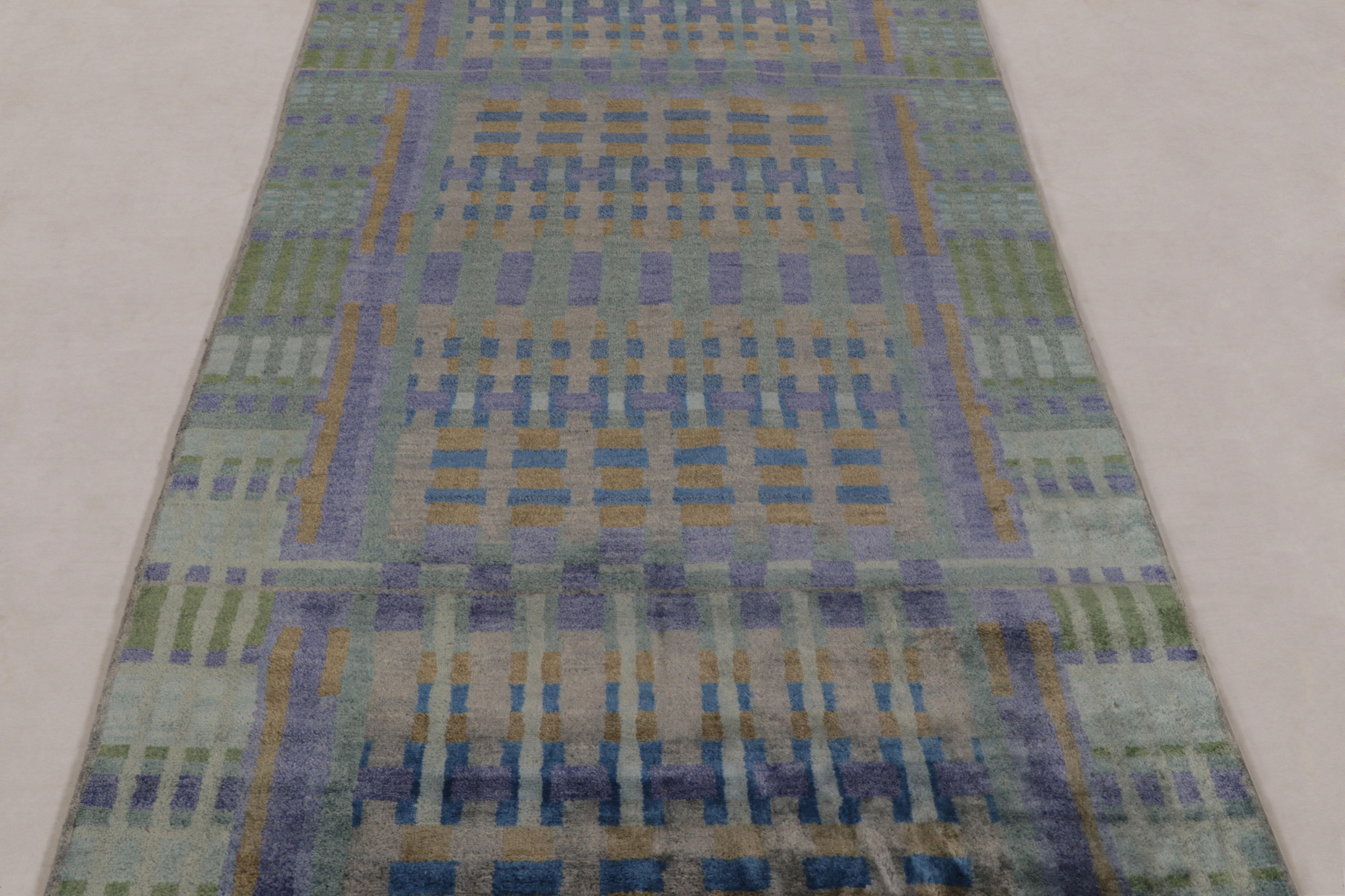 Moderno Rug & Kilim: Tappeto astratto moderno con geometrie indaco, viola e oro in vendita